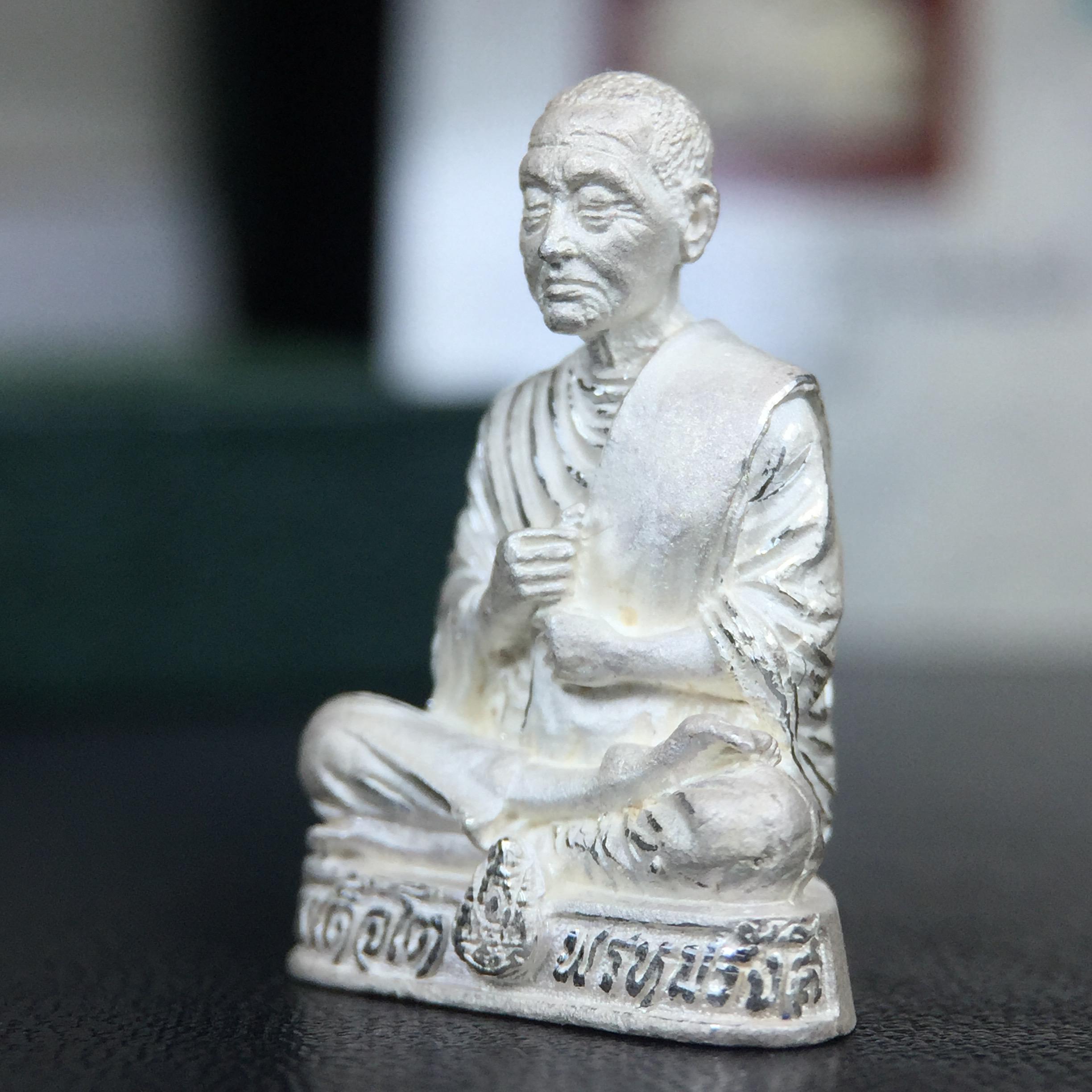 รูปเหมือนสมเด็จพระพุฒาจารย์ (โต พรหมรังสี)วัดใหม่อมตรส บางขุนพรหม ปี2540 รุ่นกาญจนาภิเษก จัดสร้างในวโรกาสที่รัชกาลที่ 9 ทรงครองสิริราชสมบัติ ครบ 50ปี ลอยองค์พิมพ์ใหญ่ เนื้อเงินบริสุทธิ์ 99.9% แบบทรายนวลขัดเงาบางส่วน พร้อมกล่องใบรับรองเดิมครบ