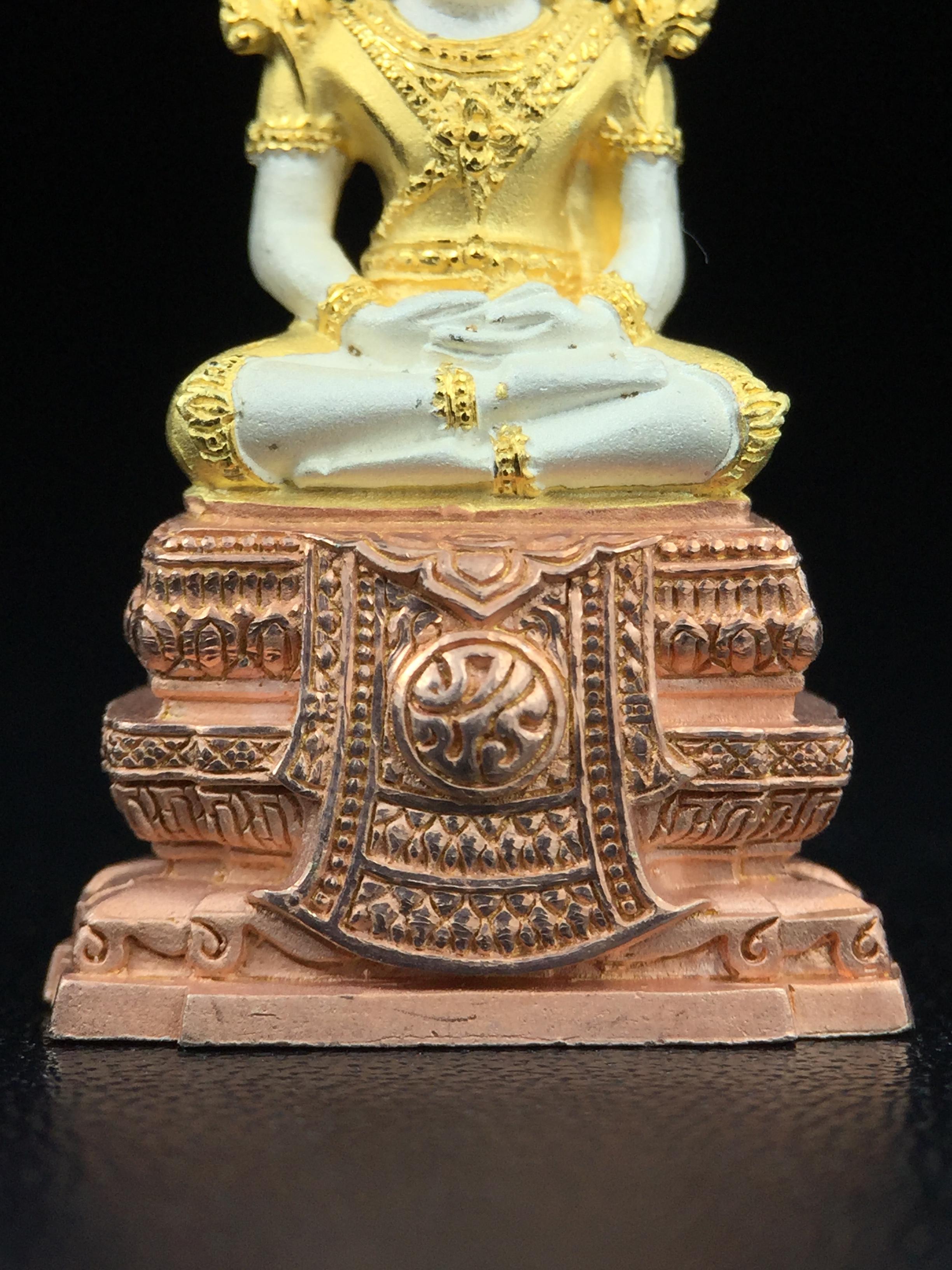 พระแก้วมรกต ภปร. ปี2547 จัดสร้างโดย รพ.ภูมิพลฯ เนื้อเงิน (3 กษัตริย์)ลอยองค์ หน้าตัก 1/2 นิ้ว งดงามทรงคุณค่าอีกหนึ่งรุ่นยอดนิยม หายาก