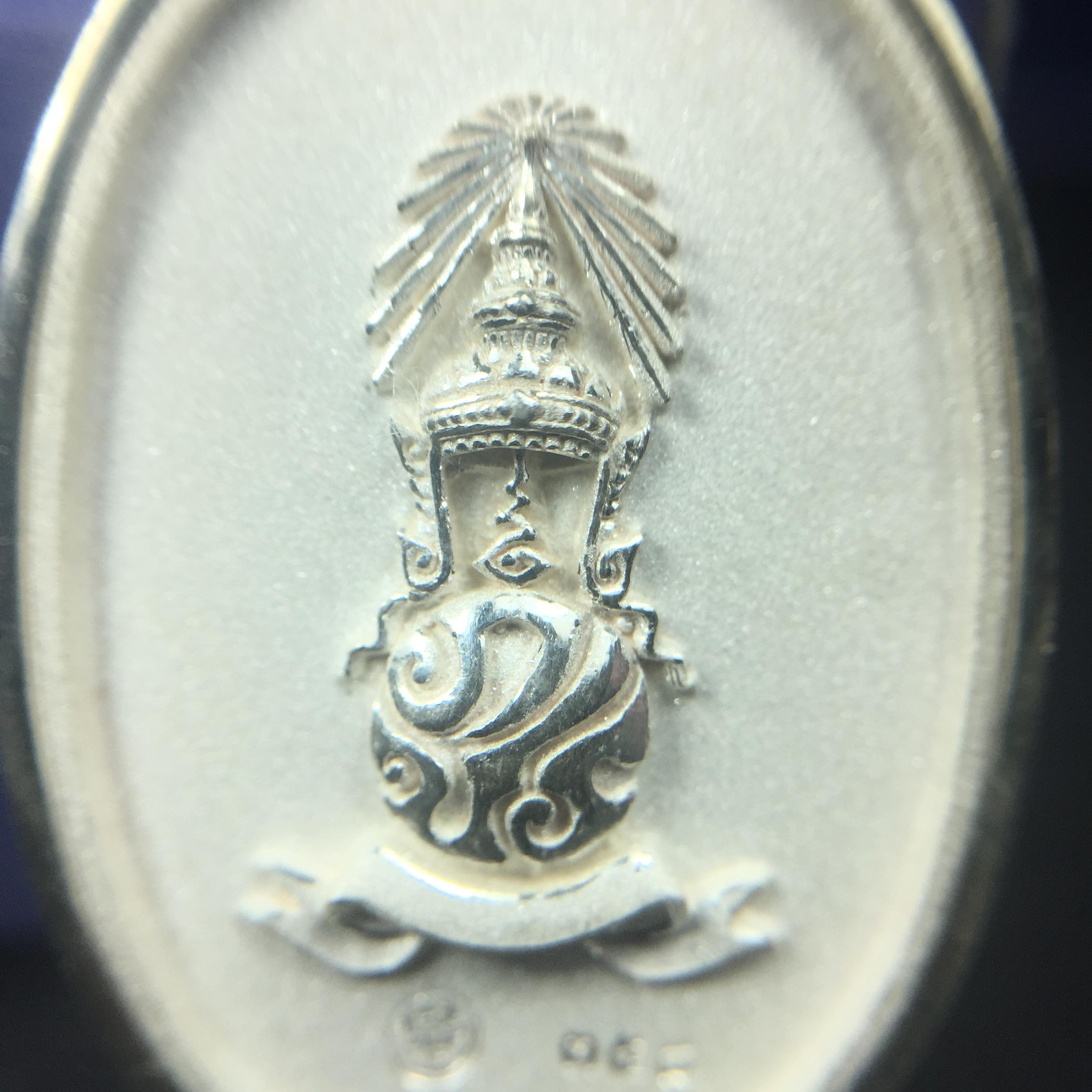 พระแก้วมรกต ภปร. ปี2547 จัดสร้างโดย รพ.ภูมิพลฯ เนื้อเงิน เหรียญทรงกลมรี(1ใน3000องค์)