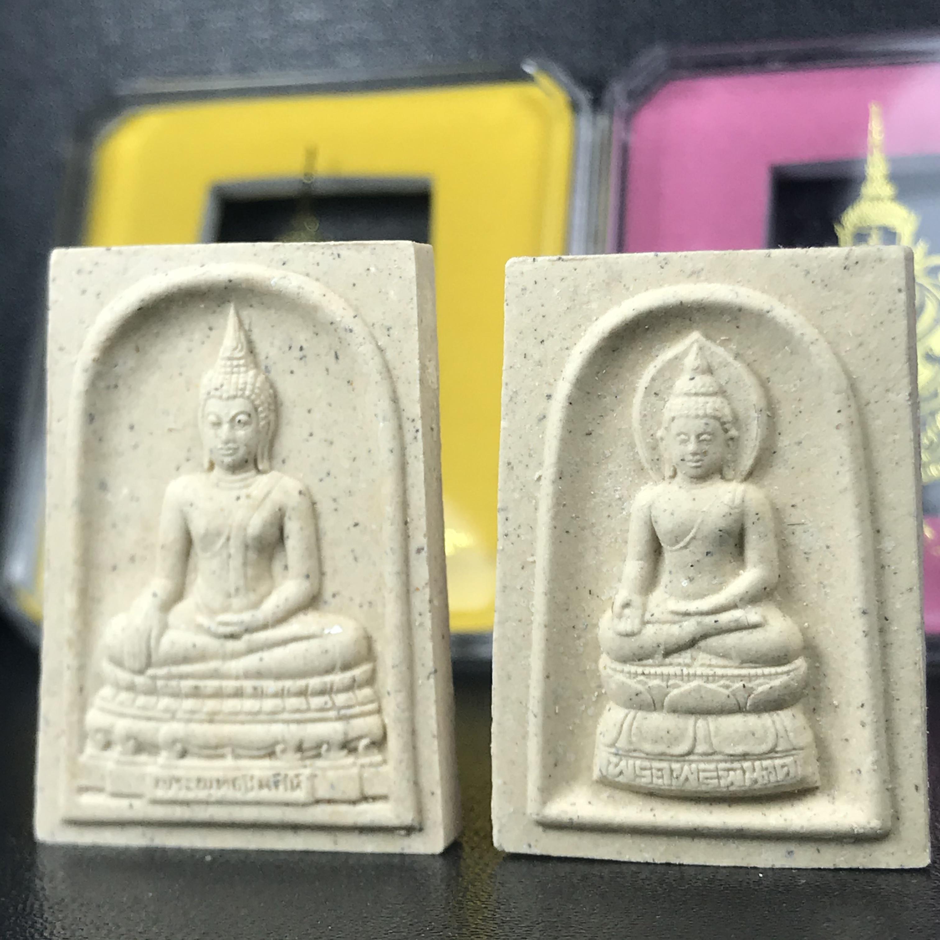 สมเด็จพระพุทธชินสีห์+สมเด็จพระไพรพินาศ ด้านหลังตราสัญลักษณ์เฉลิมพระชนมพรรษา 7 รอบ ในวโรกาสเฉลิมพระชมพรรษาในหลวงรัชกาลที่9 ครบ 7 รอบ และ ที่ระลึกสมโภชวัดบวรนิเวศวิหารครบ 175 ปี พ.ศ.2554 เนื้อผง พิมพ์ ขนาดสูง 3.5 ซม. พร้อมกล่องบรรจุเดิม(1ชุด2องค์)