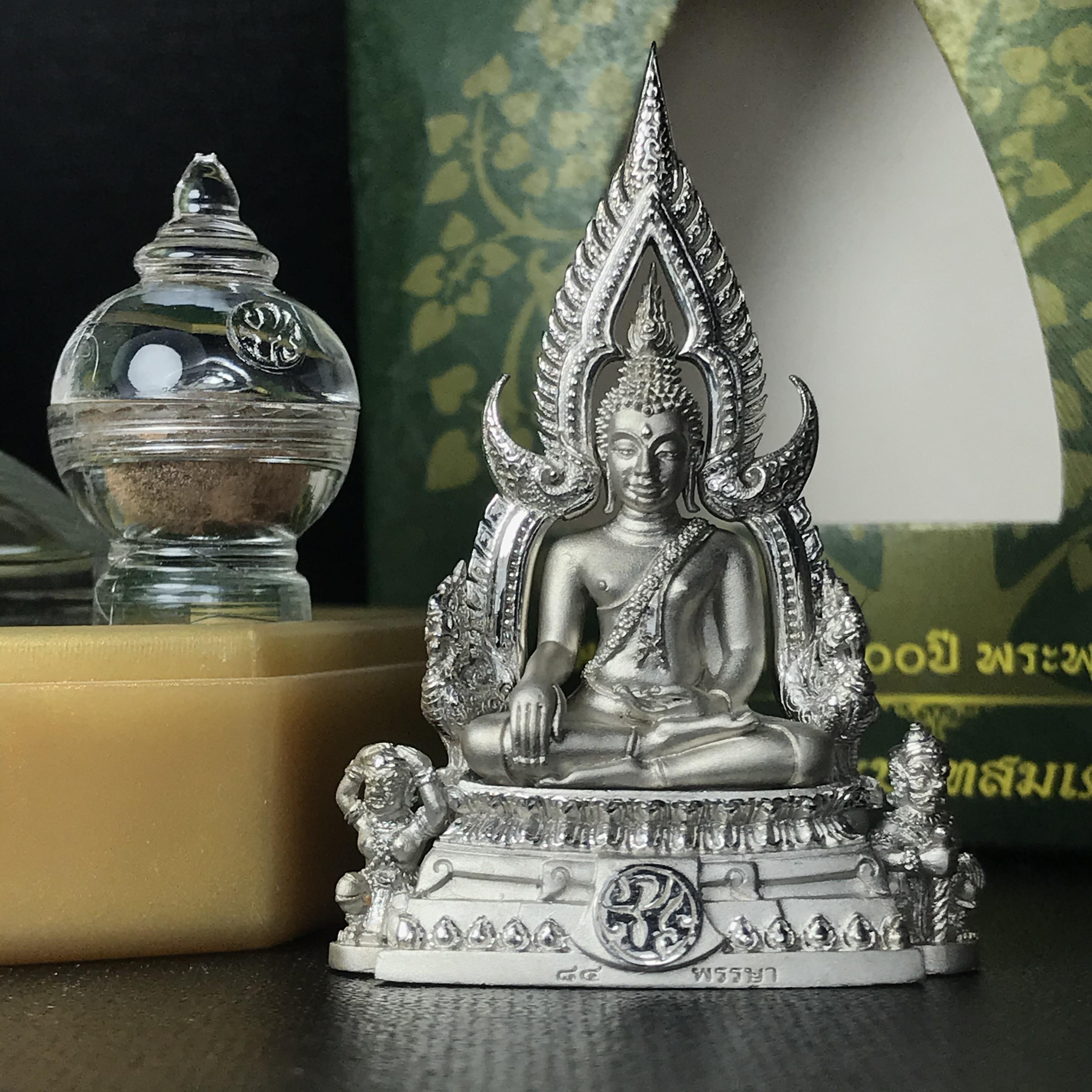 พระพุทธชินราช(จำลอง) ภปร 84 พรรษา เนื้อเงินชุบทองคำขาว พิมพ์ใหญ่ขนาดหน้าตัก 3/4 นิ้ว(1ใน3000องค์) )(พระราชทานมวลสาร จิตรลดาและเส้นพระเจ้า(เส้นผม))