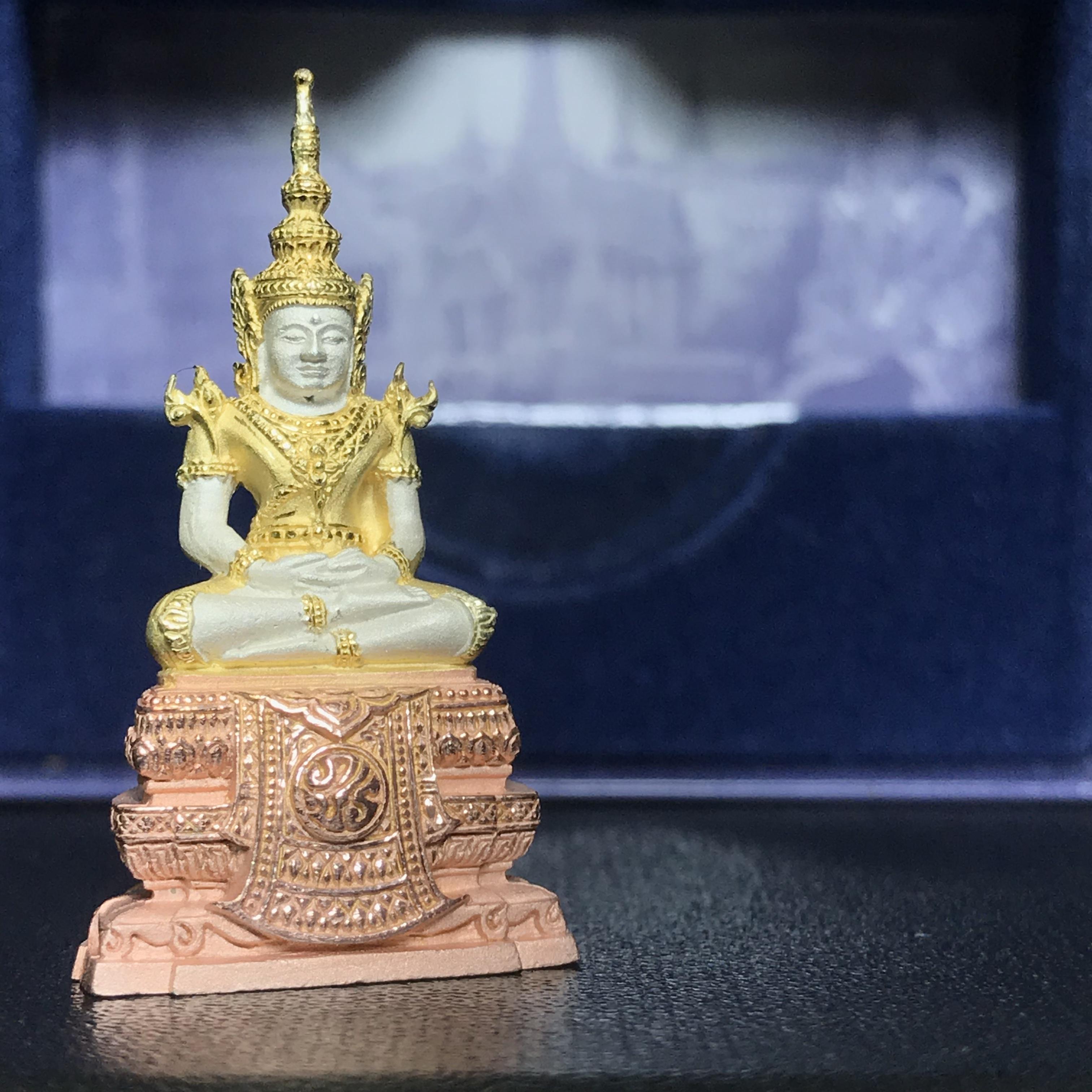 พระแก้วมรกต ภปร. ปี2547 จัดสร้างโดย รพ.ภูมิพลฯ เนื้อเงิน (3 กษัตริย์)ลอยองค์ หน้าตัก 1/2 นิ้ว(1ใน3000องค์)