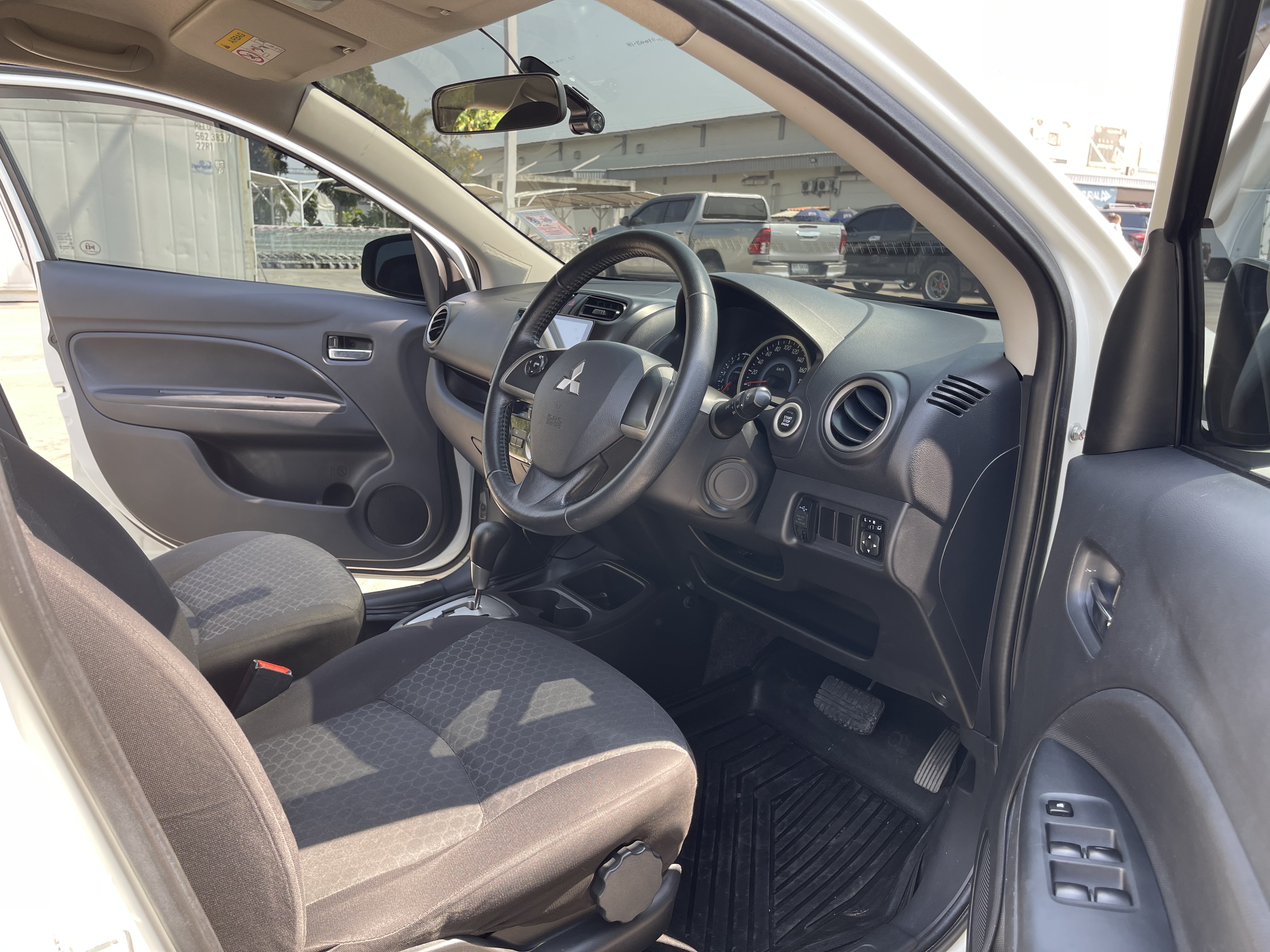 Mitsubishi Mirage 1.2 GLS At 2015 ขาว