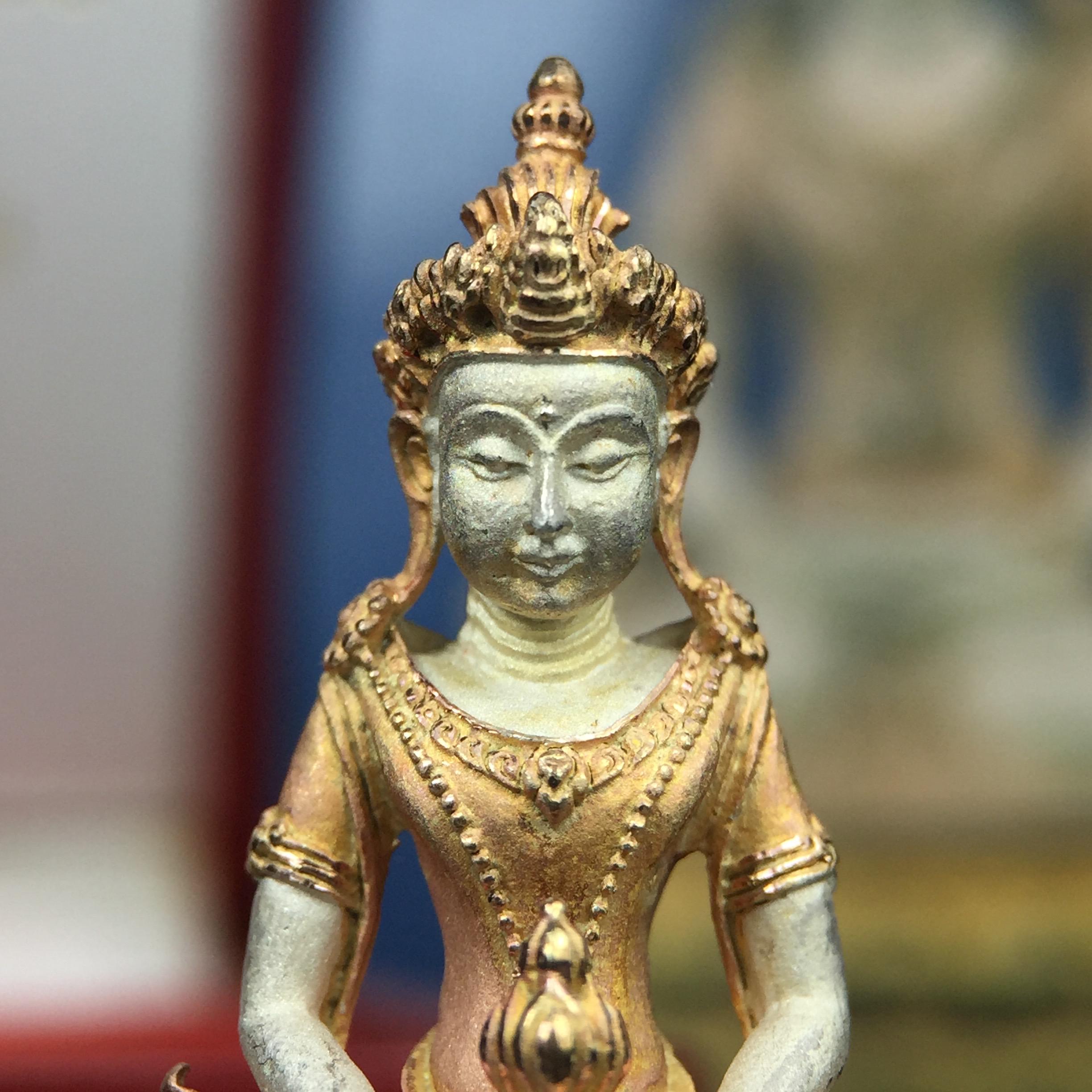 พระกริ่งอวโลกิเตศวร ( เจ้าแม่กวนอิม ) วัดโพธิ์แมนคุณาราม เนื้อเงิน 3 กษัตริย์ พ่นทราย รุ่นอุดมโภคทรัพย์ พ.ศ.2539(พร้อมกล่องบรรจุการ์ดใบรับรองเดิมครบ) (อีกหนึ่งรุ่นยอดนิยม พุทธศิลป์สวยงดงาม)