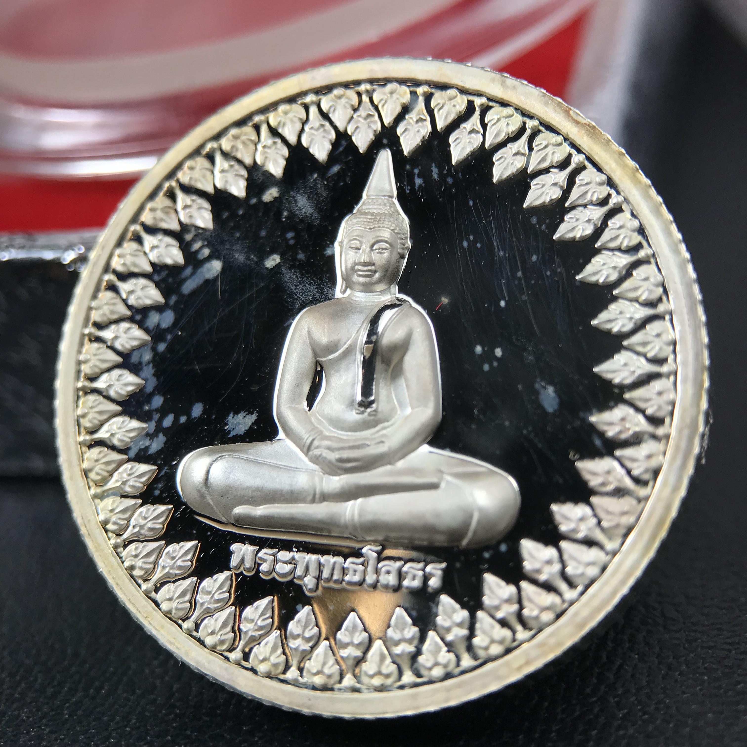 เหรียญพระพุทธโสธร ตราสัญลักษณ์ ภปร. รุ่นสมโภชน์พระอุโบสถเฉลิมพระเกียรติ วัดโสธรวรารามวรวิหาร เฉลิมพระเกียรติ ร.9 เจริญพระชนมายุ 80 พรรษา ปี2550 เนื้อเงินนอก(99%)ขัดเงาพ่นทราย ขนาด 28 มม. มีโค๊ดหมายเลขกำกับ สวยๆเดิมๆ พร้อมกล่องเดิมจากวัด และใบรับรองการผลิต