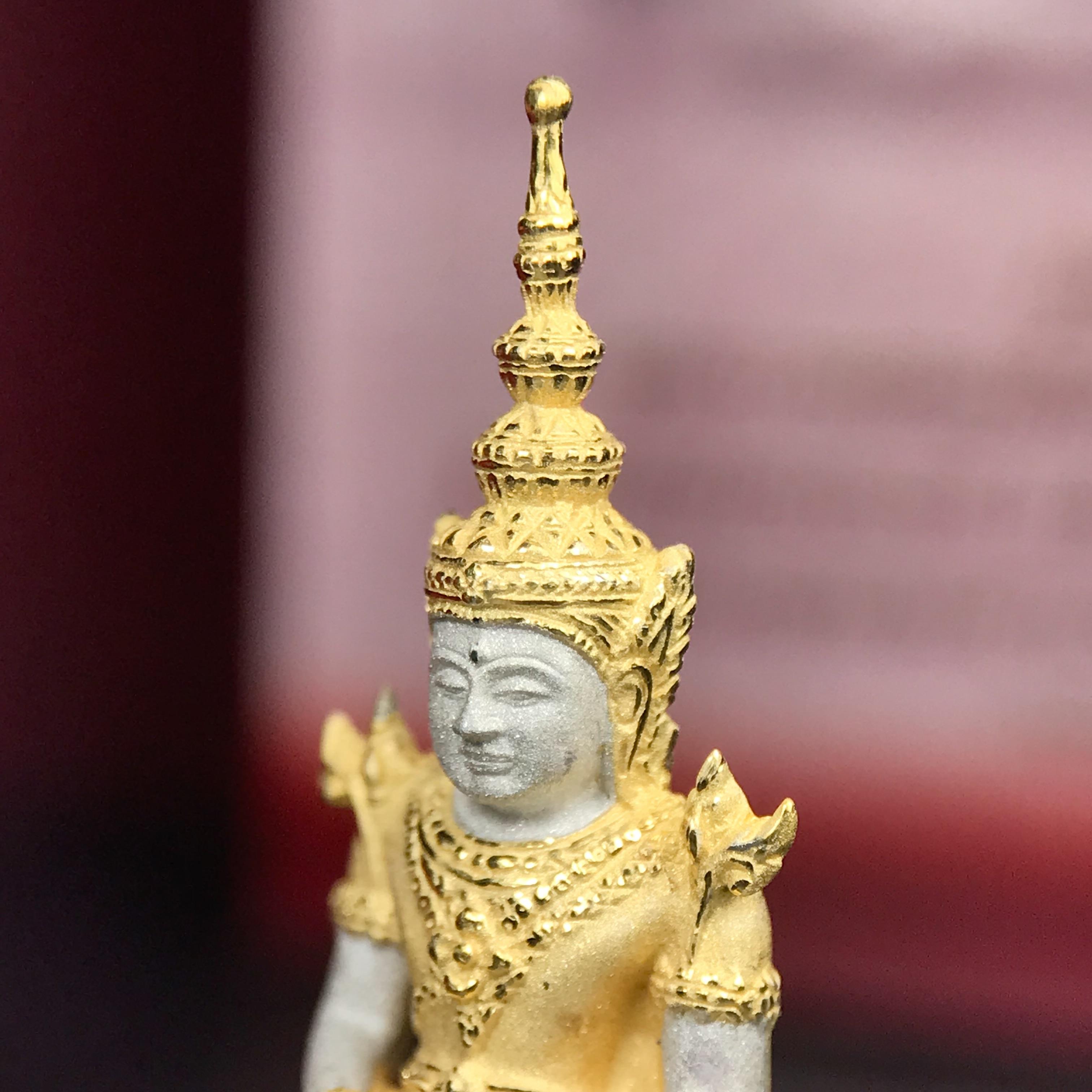 พระแก้วมรกต ภปร.(รุ่นแรก) ปี2545 จัดสร้างในมหาวโรกาส พระบาทสมเด็จพระเจ้าอยู่หัวรัชกาลที่ 9 ครบรอบ 75 พรรษา และฉลองกรุงรัตนโกสินทร์ครบ 220 ปี พิมพ์ลอยองค์ใหญ่ เนื้อเงินบริสุทธิ์ 92.5%(สามกษัตริย์) ขนาด 19*35 มม. พร้อมกล่อง สวยครบสมบูรณ์(องค์หมายเลข ๑๒๑๒)