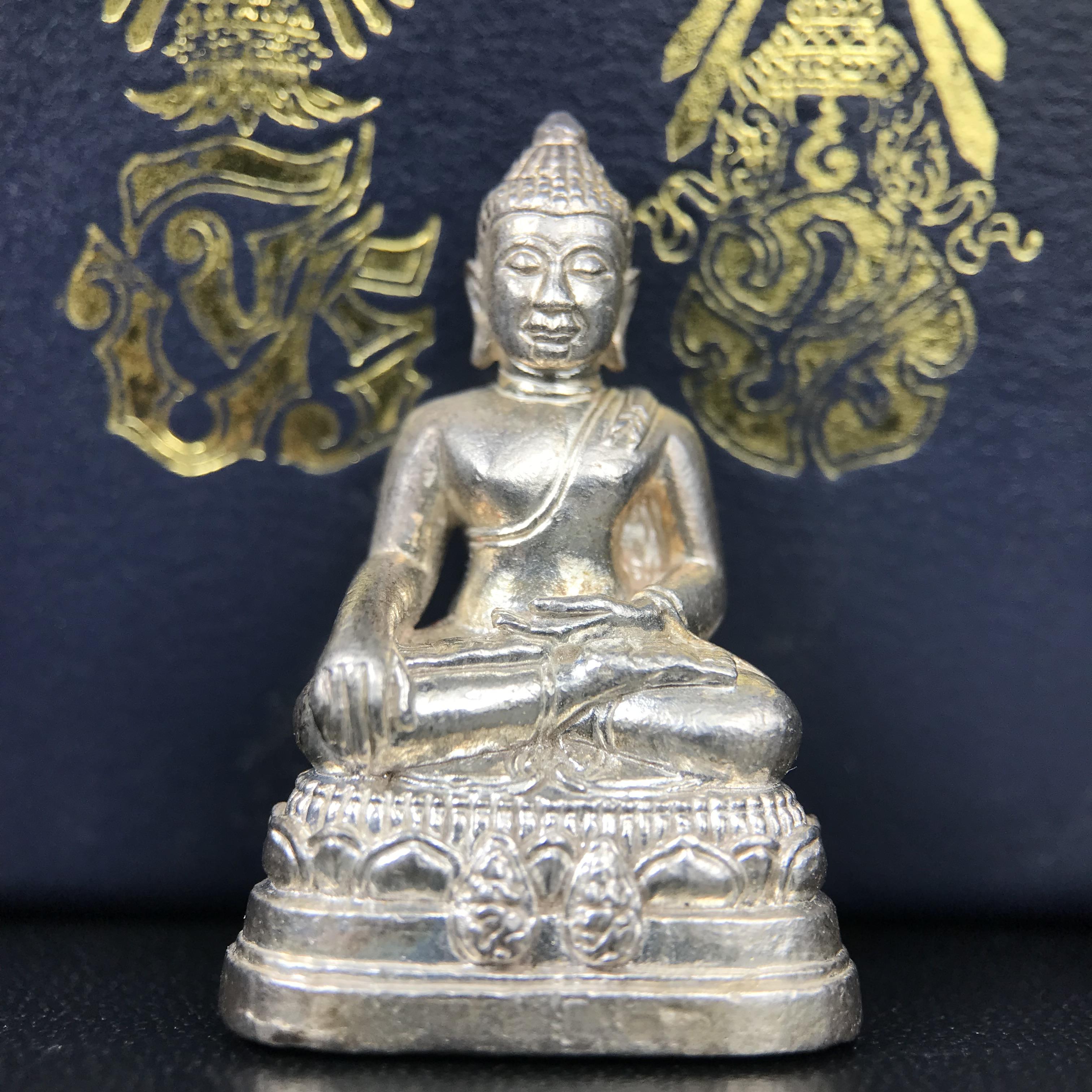 พระกริ่งพระพุทธนรสีห์ จปร.+ภปร. ครบรอบ 100 ปี ธนาคารไทยพาณิชย์ ปี 2550 พระกริ่งเนื้อเงิน(หายาก)(พุทธศิลป์งดงาม)ด้านหน้าฐานประดับด้วยตราสัญลักษณ์ "จปร" และ "ภปร" (องค์เนื้อเงินสร้างน้อย พบเจอน้อยหายาก)1 ใน 2500 องค์