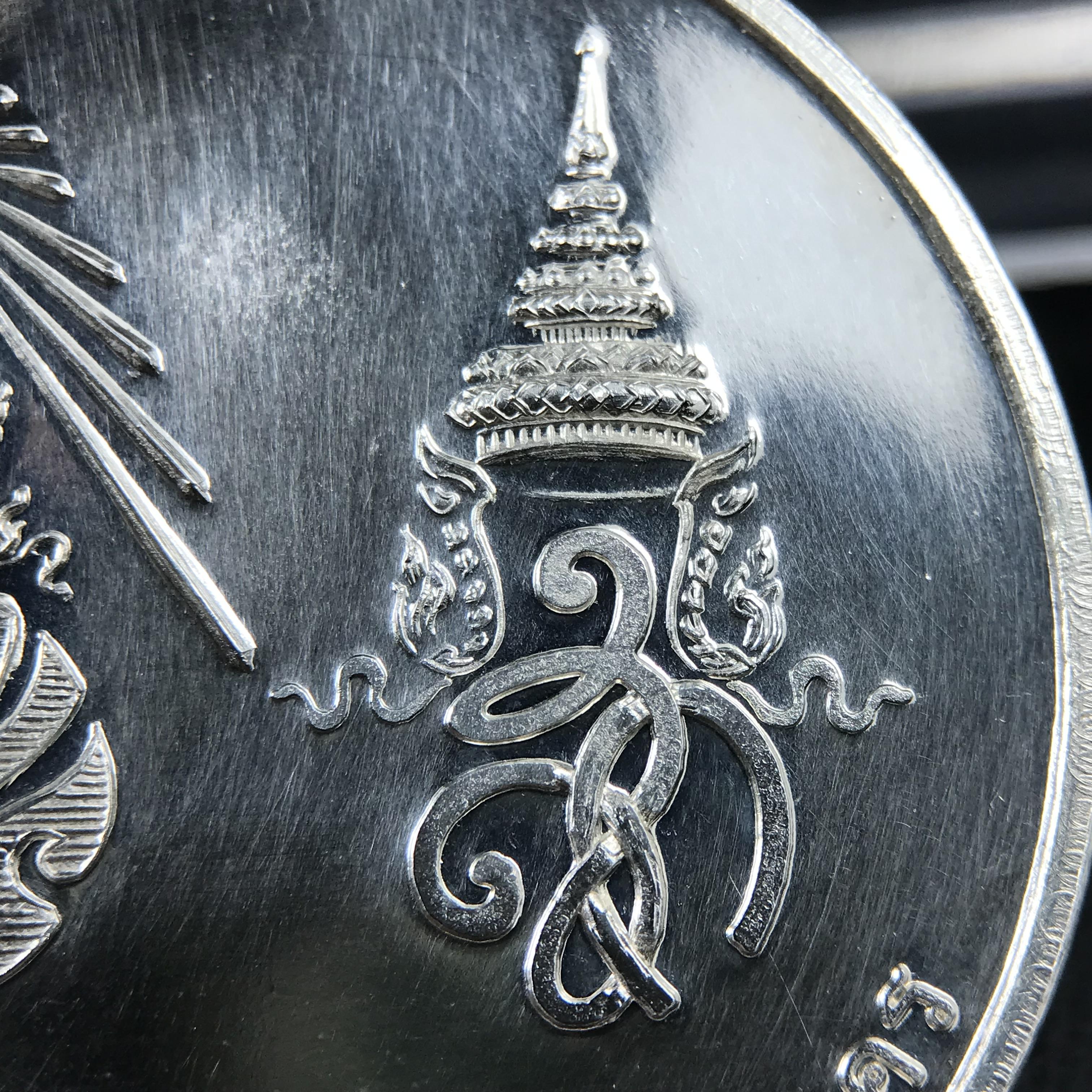 เหรียญรูปเหมือนพระราชสังวราภิมณฑ์(หลวงปู่โต๊ะ)ที่ระลึก ครบ 108 ปี วัดประดู่ฉิมพลี ปี 2538 ด้านหลังพระราชทานพระนามาภิไธยย่อ ภปร. และ สก. เนื้อเงินขัดเงา เหรียญกลมใหญ่ขนาด 3.5 ซม.สภาพสวยเดิมกล่องบรรจุเดิมครบสมบูรณ์และหายาก