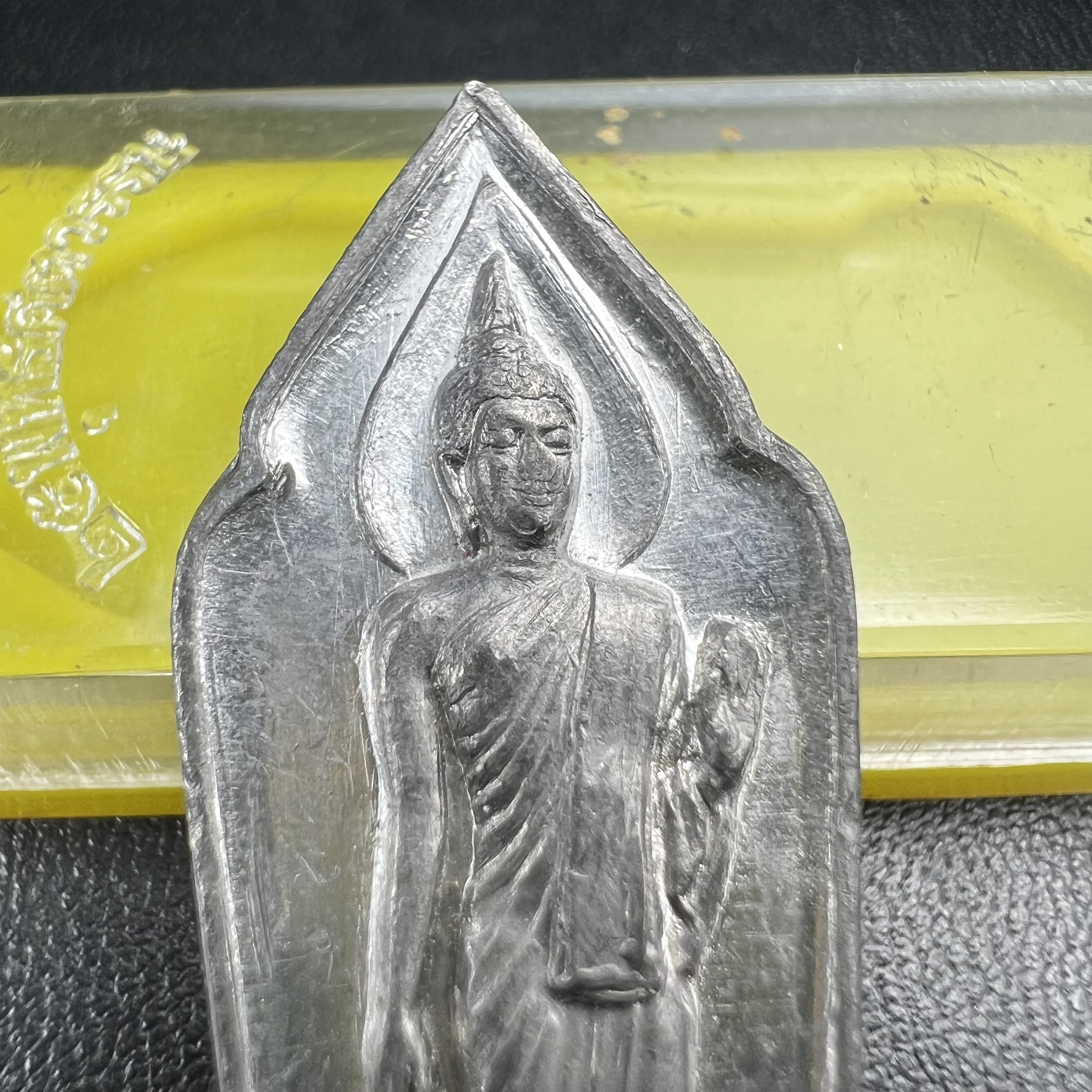 เหรียญพระลีลา 25 พุทธศตวรรษ ปี2500 เนื้อชินดีบุก(พิมพ์หางหงส์ บล็อกมีเขี้ยว)(พระดี พิธีใหญ่ ในหลวง ร.9 เสด็จร่วมพิธี)