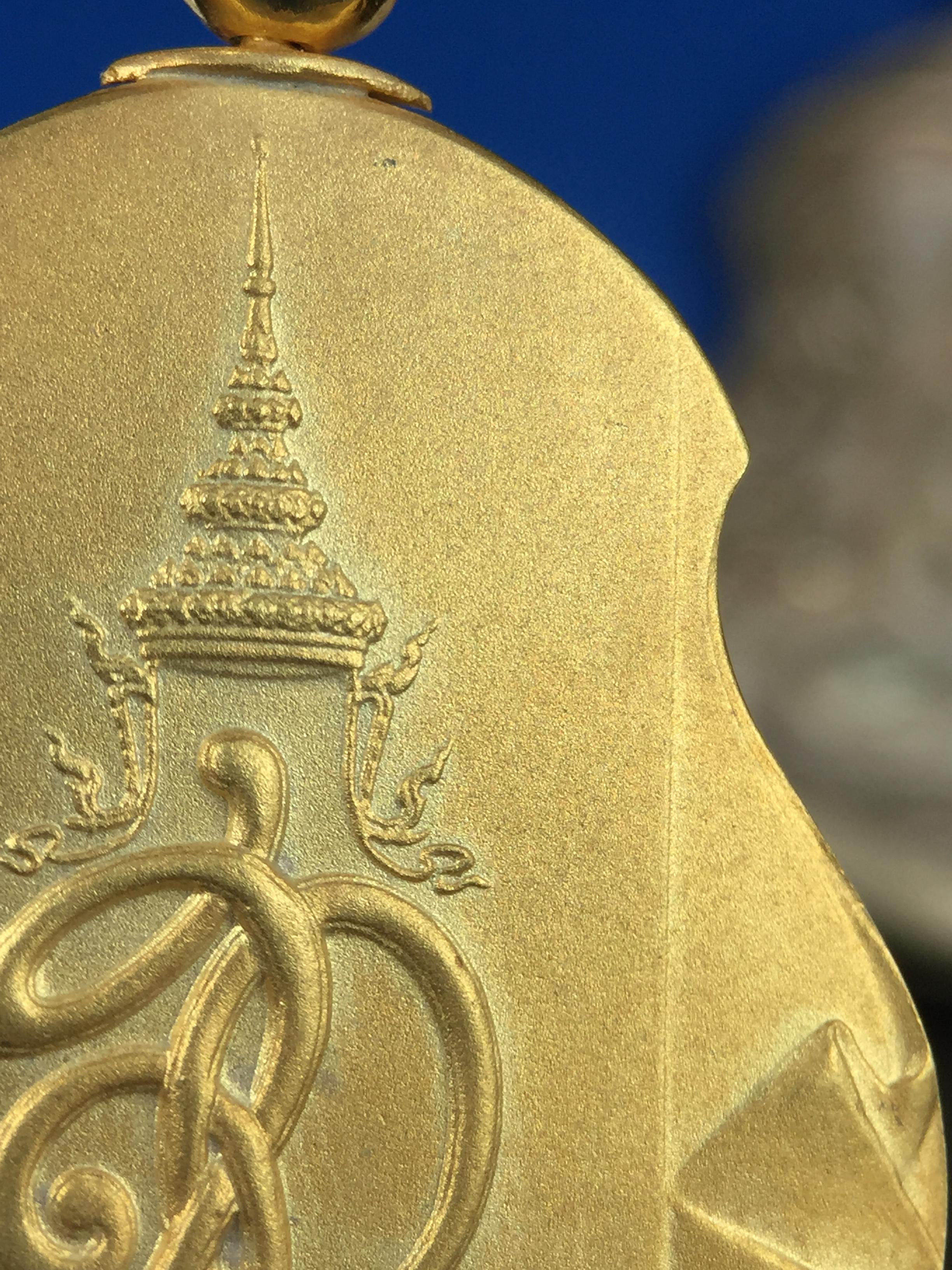 เหรียญหลวงปู่ทวด พระนามาภิไธย สก. แบบงานฉลุโบราณ(HAND MADE) ปี 2544 ชุดทองคำ(เนื้อทองคำ(15.16 กรัม)+เนื้อเงิน+เนื้อบรอนซ์)พิธีปลุกเสก ณ อุโบสถวัดช้างให้ และ พิธีมังคลาภิเษก ณ พระอุโบสถ วัดพระศรีรัตนศาสดาราม(วัดพระแก้ว) (1 ใน 500 ชุด)พบเจอน้อยหายากมาก