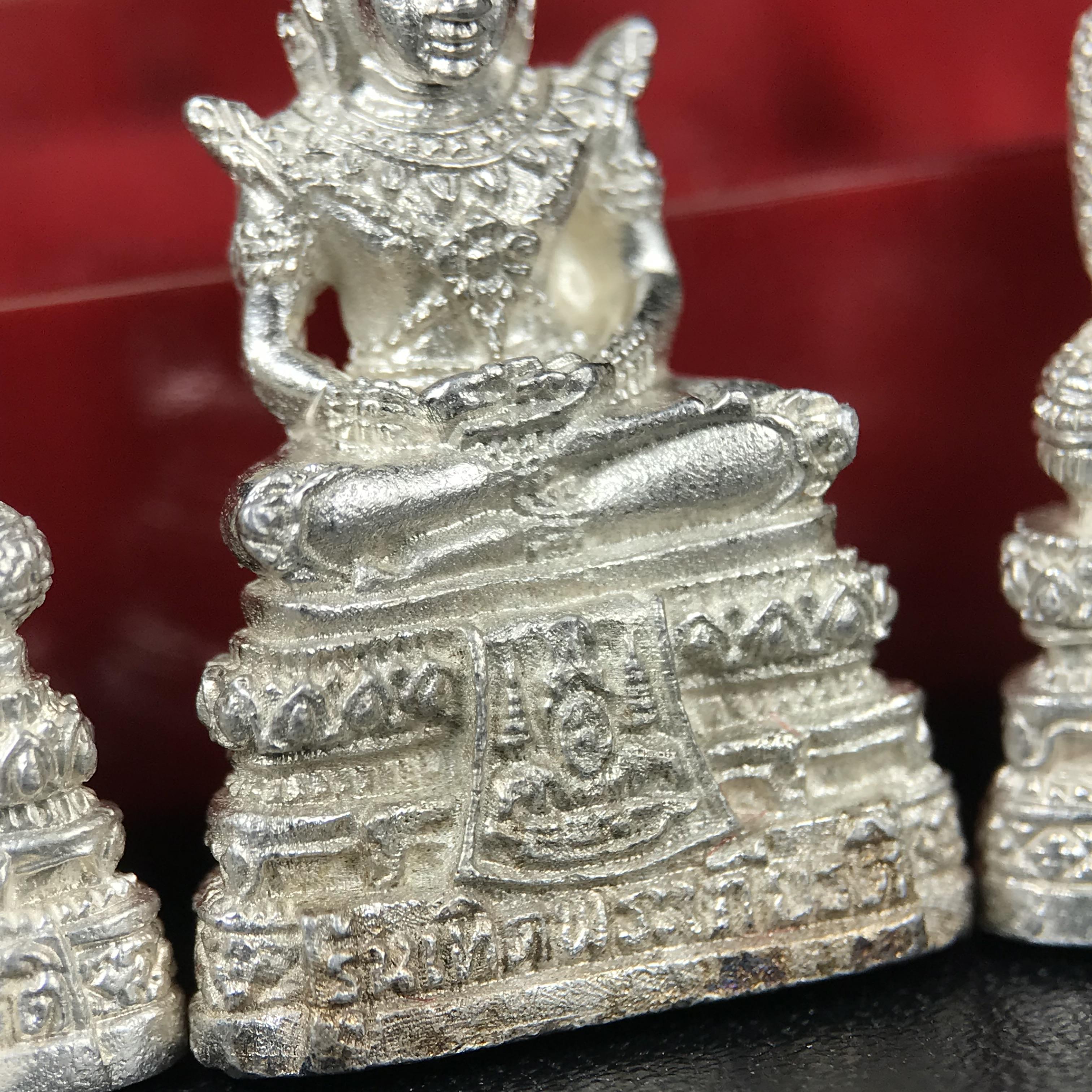 พระแก้วมรกต รุ่นเทิดพระเกียรติ พิธีมหาพุทธาภิเษก ณ.วัดพระศรีรัตนศาสดาราม(วัดพระแก้ว) วันเสาร์ที่ 26 เม .ย. 2540 (พิธีใหญ่เสาร์ห้า) ชุด 3 ฤดู (1 ชุด 3 องค์)เนื้อเงินครบชุดพร้อมกล่องบรรจุเดิม***เนื้อเงินหายากพบเจอน้อย***(หลวงพ่อ รวย เพิ่ม พูน ร่วมเสก)