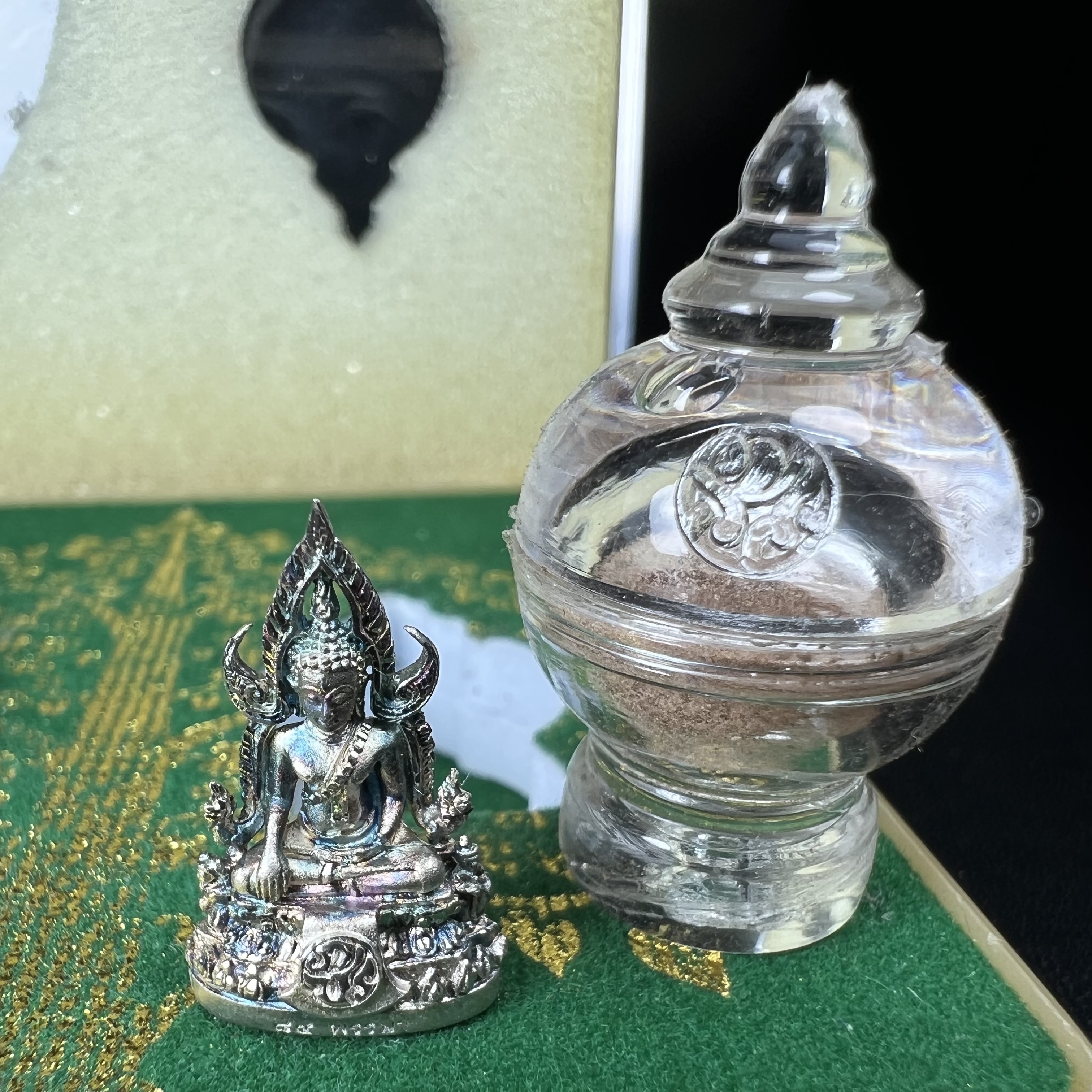 พระพุทธชินราช(จำลอง) ภปร. 84 พรรษา เนื้อเงินชุบทองคำขาว พิมพ์เล็กขนาดหน้าตัก 1/4 นิ้ว (สภาพผิวเดิมสวย ขึ้นสีรุ้งธรรมชาติ แบบนิยม)(พระราชทานมวลสาร จิตรลดาและเส้นพระเจ้า(เส้นผม))พุทธศิลป์ทรงคุณค่าอีกหนึ่งรุ่นยอดนิยม