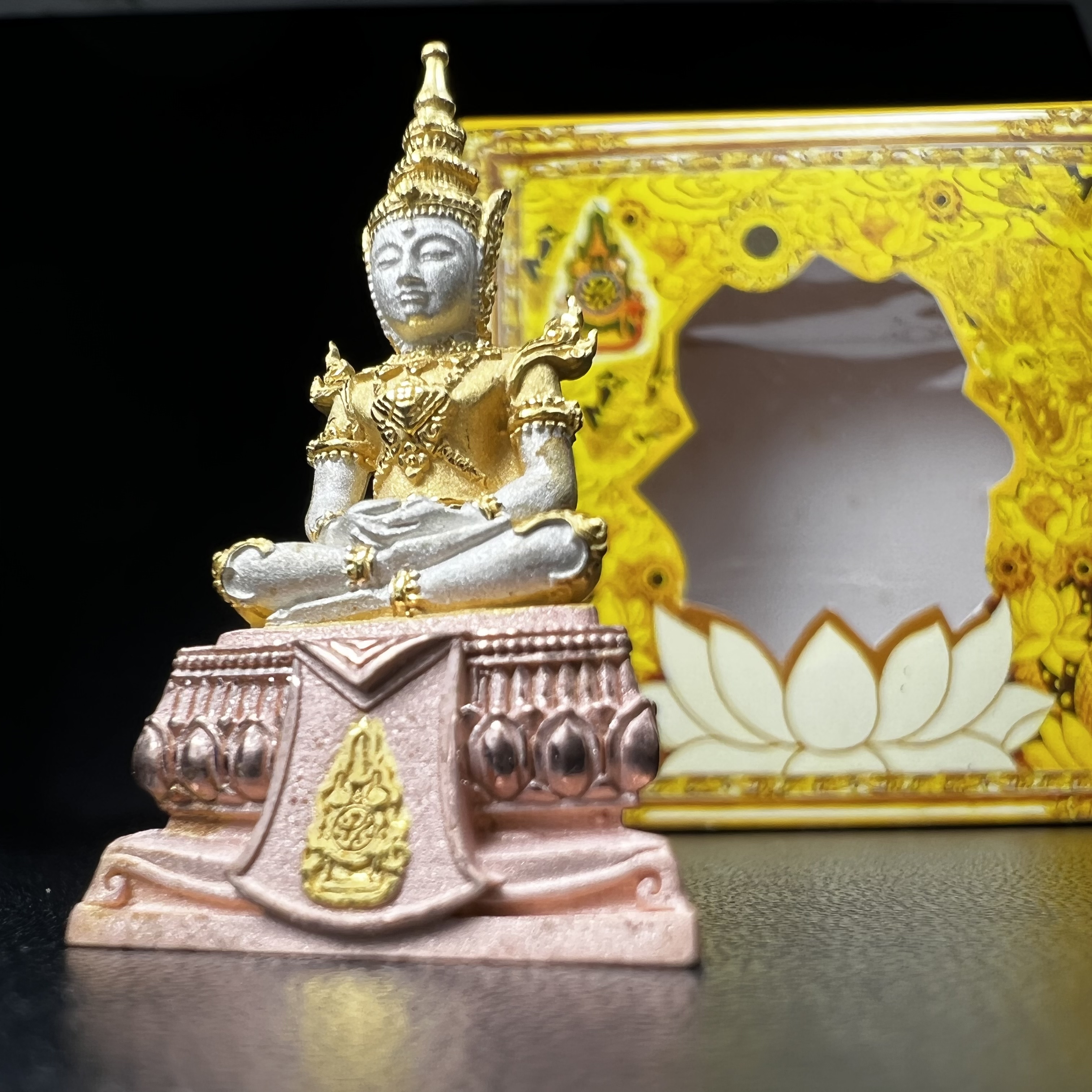 พระแก้วมรกต(จำลอง)ลอยองค์ ขนาดหน้าตัก 1/2 นิ้ว ทรงเครื่องฤดูร้อน เนื้อเงินสามกษัตริย์ ตราสัญลักษณ์ฉลองสิริราชสมบัติ ครบ 60 ปี พ.ศ.2549(สภาพสวย ครบ สมบูรณ์)