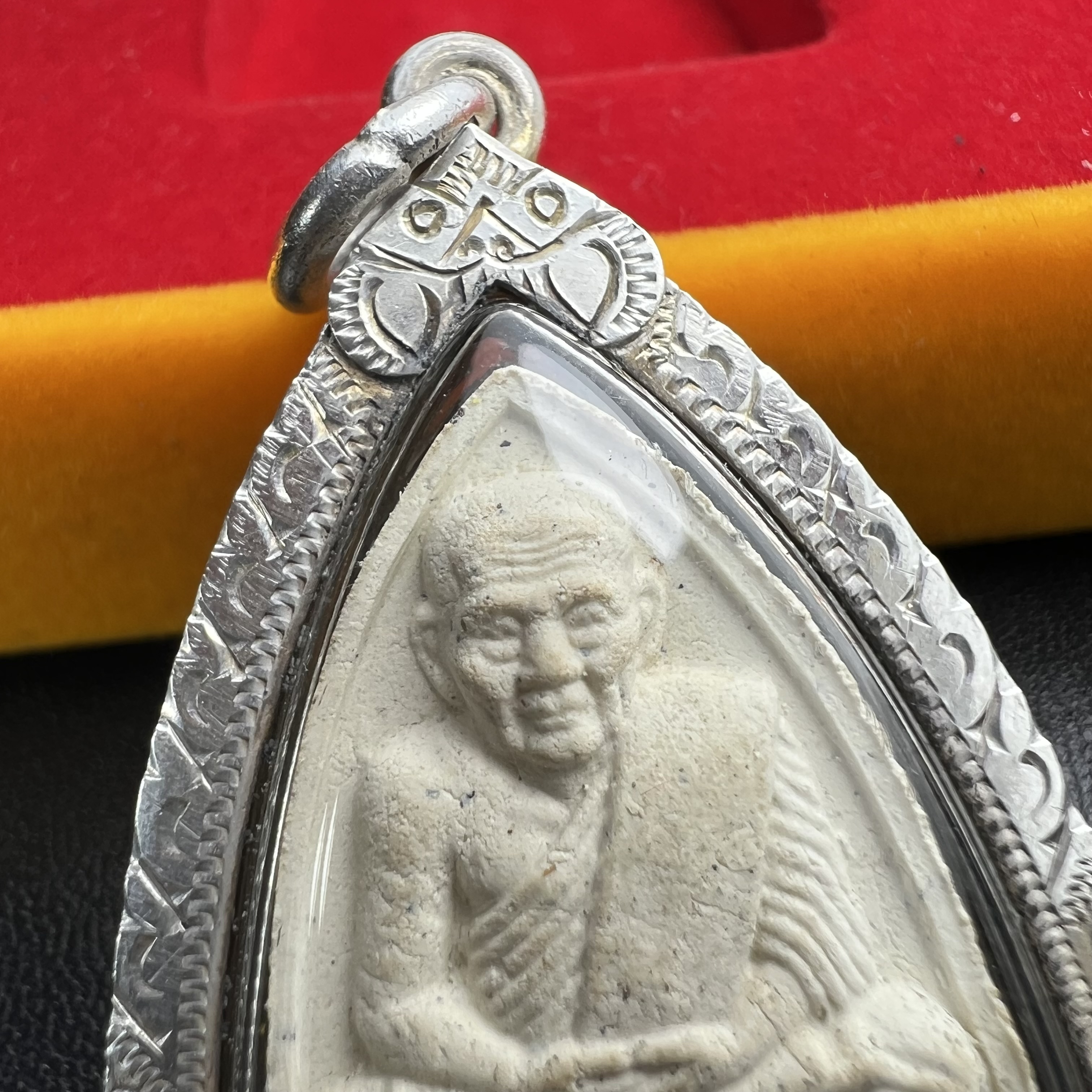 พระหลวงปู่ทวด ภปร.ปี 2547(พระชุดกรรมการ)ทรงกลีบบัว เนื้อผงสมเด็จฯ(โรยผงตะไบ ชนวนเก่า) เลี่ยมกรอบเนื้อเงินแท้(95%) กล่องบรรจุเดิมครบ พิธีมหาพุทธาภิเษก ณ วัดพระศรีรัตนศาสดาราม(วัดพระแก้ว)(เนื้อสีขาวหายากพบเจอน้อย)