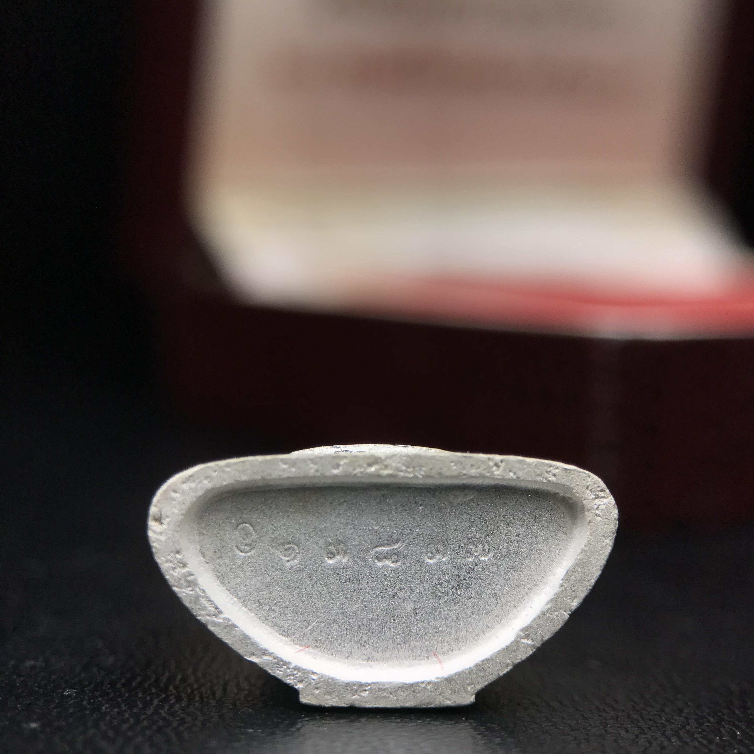 พระพุทธโสธร(หลวงพ่อโสธร) รุ่นสร้างอุโบสถ ปี2539 เนื้อเงินทรายนวลขัดเงาบางส่วน ลอยองค์พิมพ์ใหญ่ สภาพสวยกล่องบรรจุเดิมครบสมบูรณ์(งานแพรนด้า จิวเวลรี่)สวยงดงาม