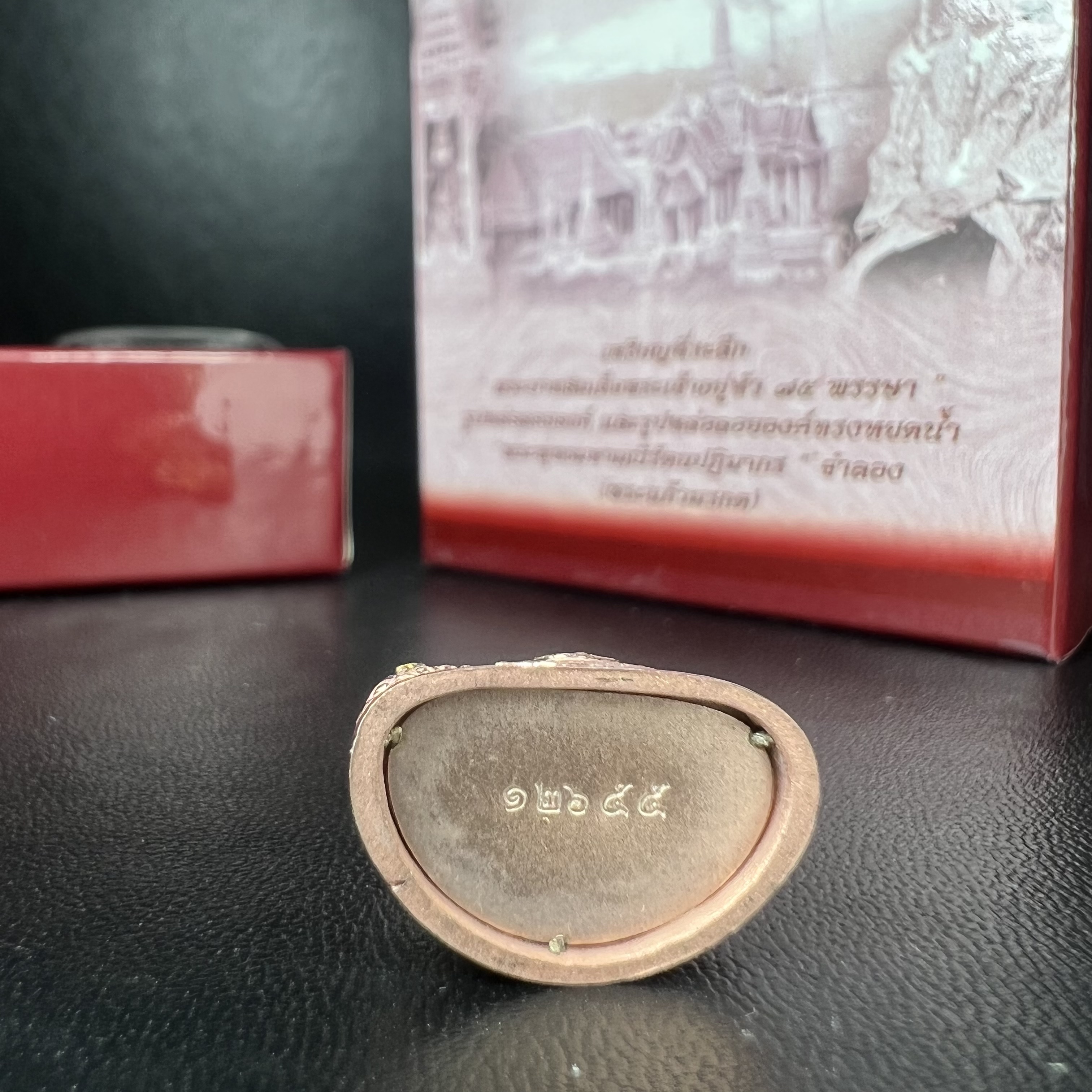 พระแก้วมรกต ภปร.(รุ่นแรก) ปี2545 รุ่นฉลองกรุงรัตนโกสินทร์ครบ 220 ปี พิมพ์ลอยองค์ใหญ่ เนื้อเงินบริสุทธิ์ 92.5% (สามกษัตริย์) ขนาด 19*35 มม. พร้อมกล่องบรรจุดิม สวยครบสมบูรณ์