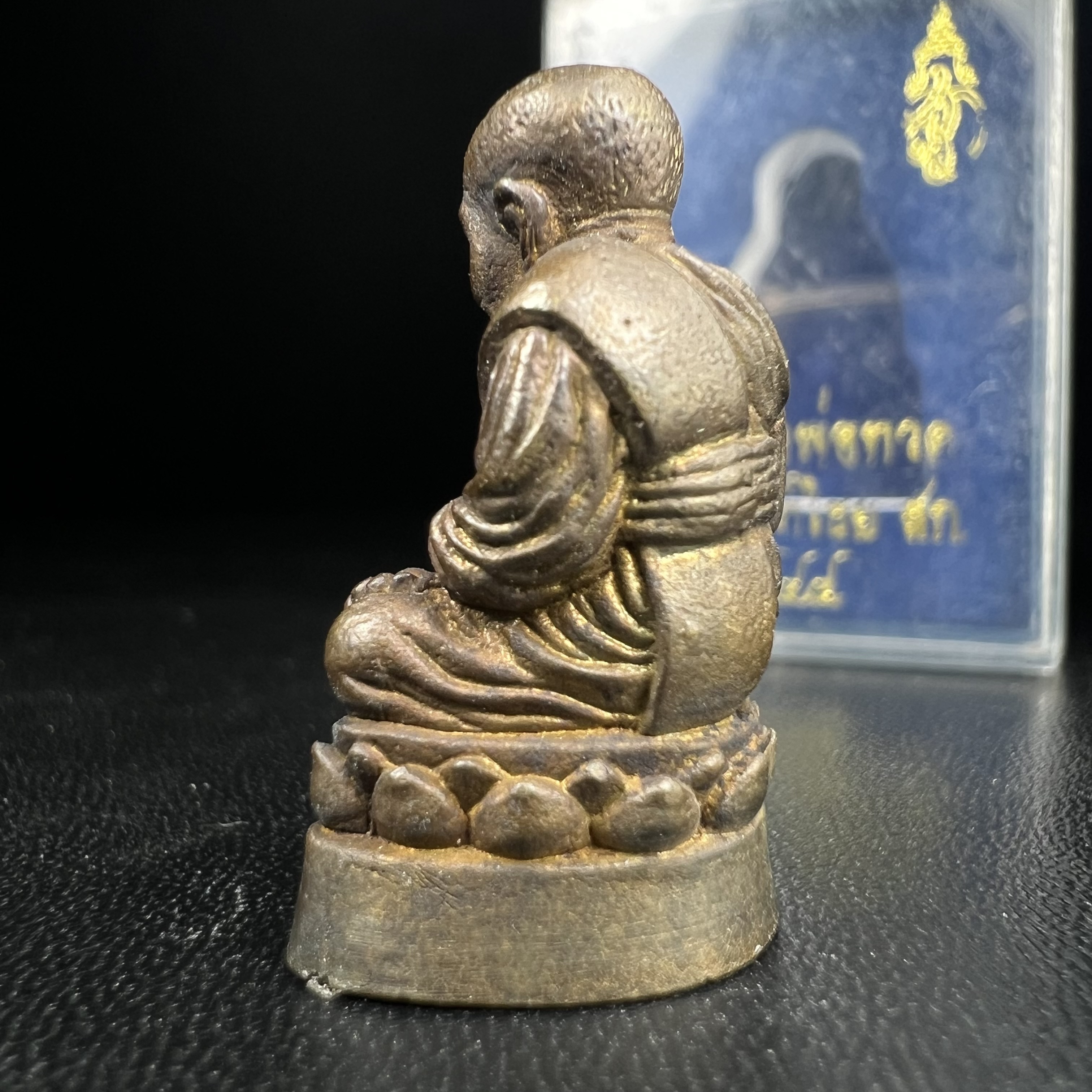 หลวงพ่อทวด พระนามาภิไธย สก. วัดห้วยมงคล จ.ประจวบคีรีขันธ์ ปี 2544(รุ่นแรก) รูปหล่อลอยองค์ ขนาดห้อยคอ หน้าตัก 1.5 ซม. พิมพ์ลอยองค์เนื้อสัตตะโลหะหล่อโบราณ(โลหะผสมรมดำ)(คัดสภาพสวยสมบูรณ์)(คุ้มครองปลอดภัย แคล้วคลาด พิธีใหญ่ มวสสารดี)