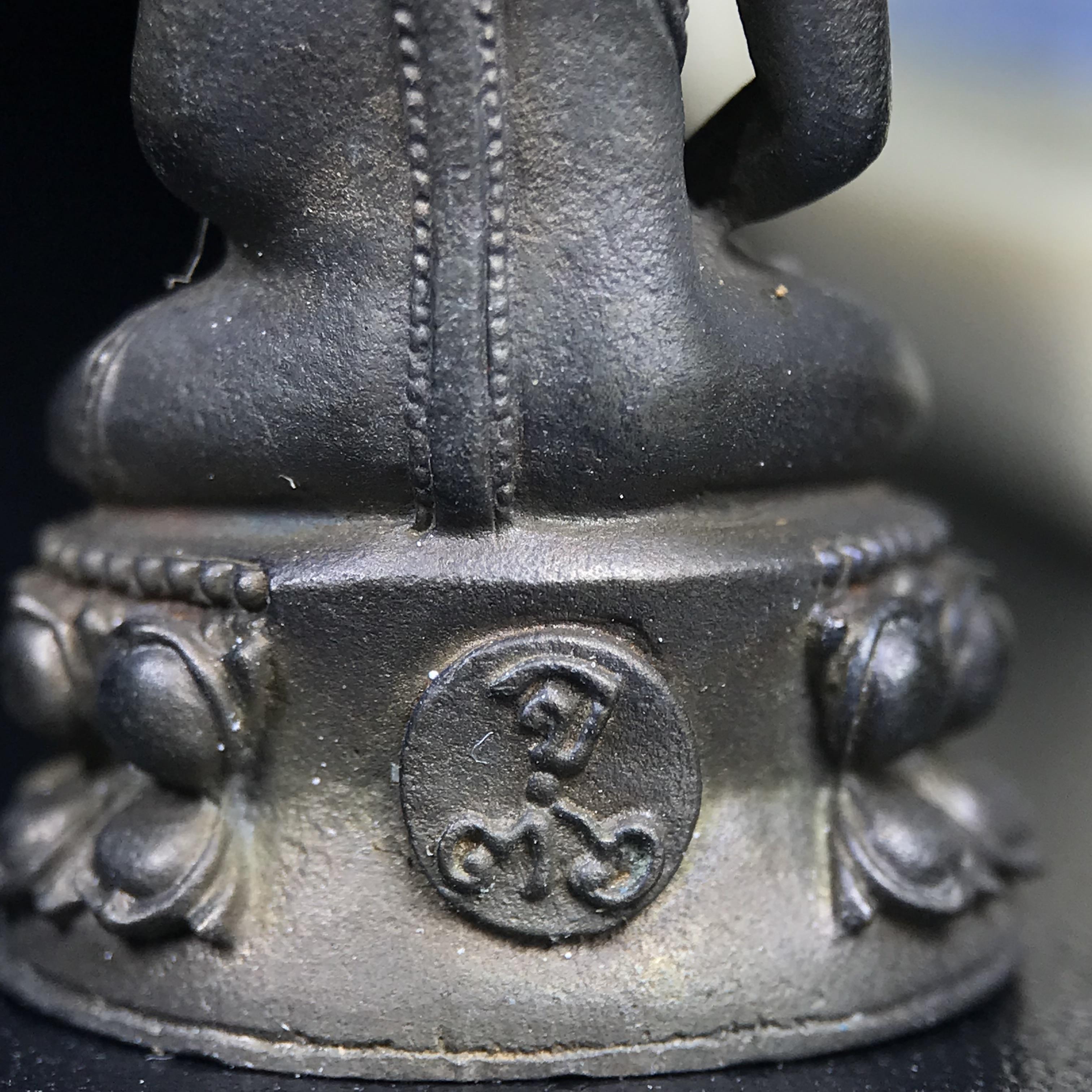 พระกริ่งพิชัยรังสี รุ่นแรก วัดป่าชัยรังสี จ.สมุทรสาคร ปี 2531 เนื้อนวโลหะ ออกแบบโดยนายช่างเกษม มงคลเจริญ ช่างมือหนึ่งแห่งยุค ปลุกเสกโดยพระเกจิอาจารย์ที่มีชื่อเสียงในยุคนั้นมาร่วมพิธีกันหลายรูป พุทธศิลป์ออกแบบได้สวยงดงาม พร้อมกล่องบรรจุเดิมครบ