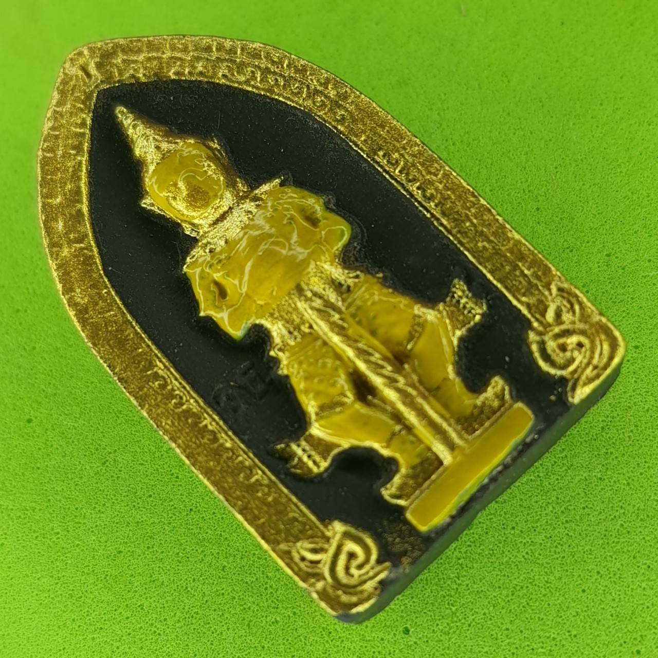 พระเครื่อง ท้าวเวสสุวรรณ เลี่ยมกรอบสีดำ แต่ง สีเหลือง รุ่น แก้ปีชง รวยไม่จบ จนไม่เป็น ภัยไม่มี ท้าวเวสสุวรรณ พระแท้ ท้าวเวสสุวัณ