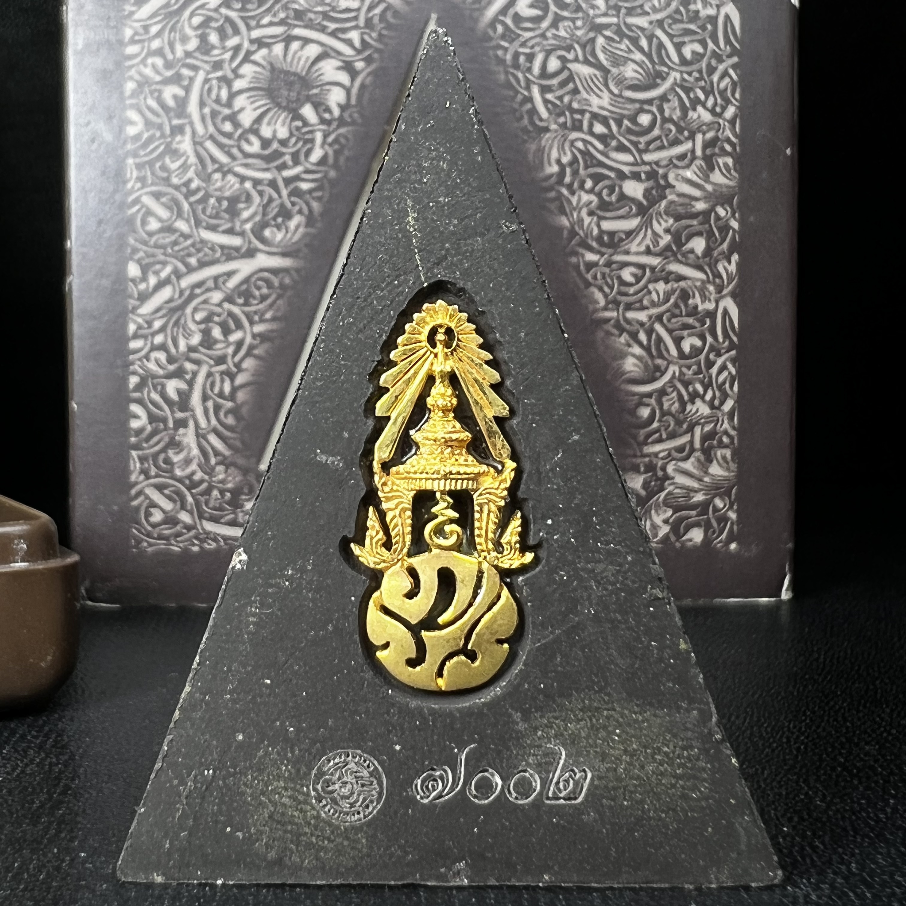 พระพุทธชินราช ภปร. โครงการ "เพราะแผ่นดินนี้ คือ แผ่นดินเกิด" ปี2548(รุ่นแรก) พระผงหลัง ภ.ป.ร. ทองคำ (พระราชทานเส้นพระเจ้า (เส้นผม)และมวลสารจิตรลดา)