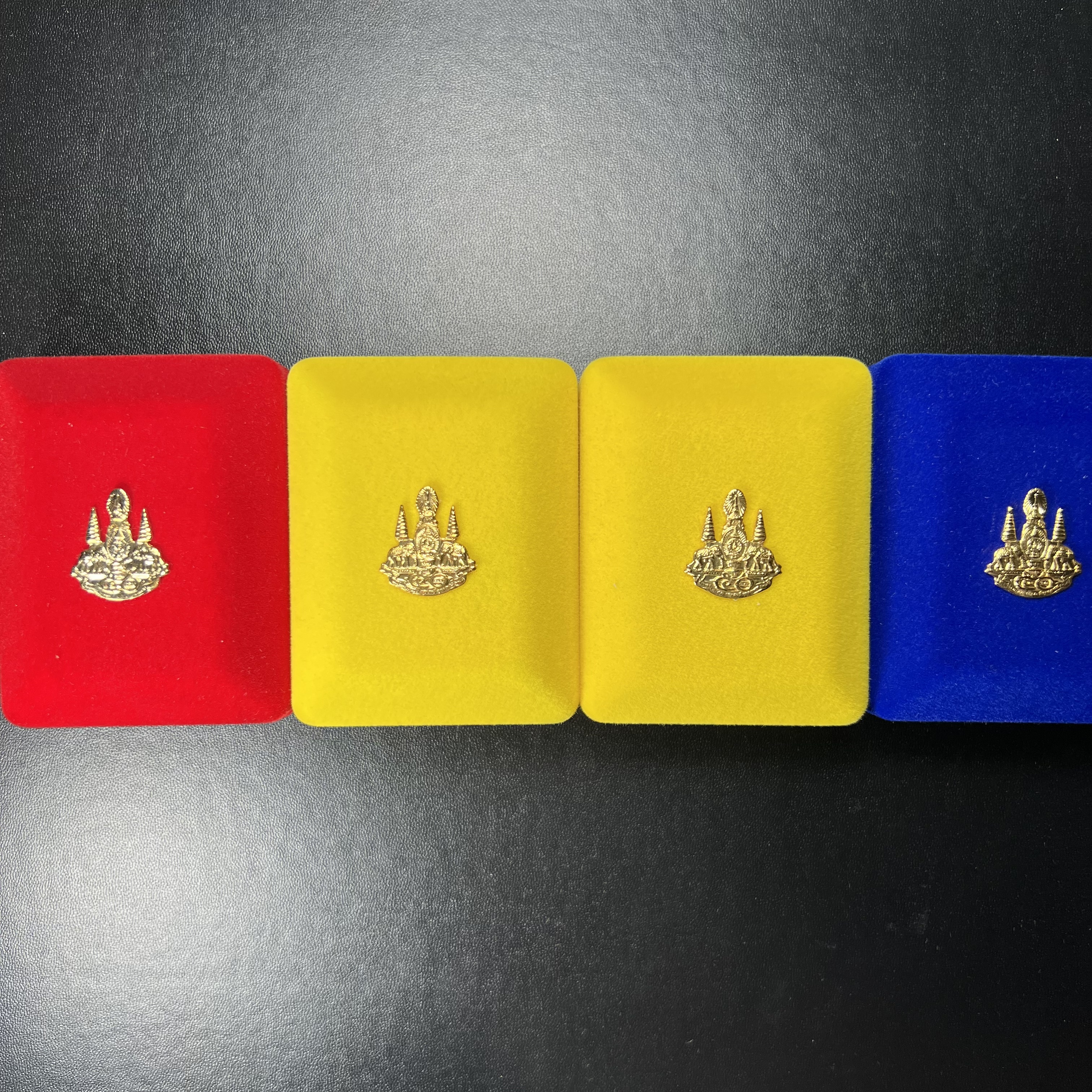 เหรียญหลวงพ่อโสธร ภปร. รุ่นกาญจนาภิเษก จัดสร้างในมงคลวโรกาสที่พระบาทสมเด็จพระเจ้าอยู่หัวรัชกาลที่9 เสด็จเถลิงถวัลย์สิริราชสมบัติ ครบ 50 ปี ในพุทธศักราช 2539 เนื้อเงินลงยา(สีแดง สีเหลือง สีน้ำเงิน สีเขียว)ครบชุดรวม 4 เหรียญ(พิธีใหญ่เข้มขลัง)1 ใน 9950 ชุด