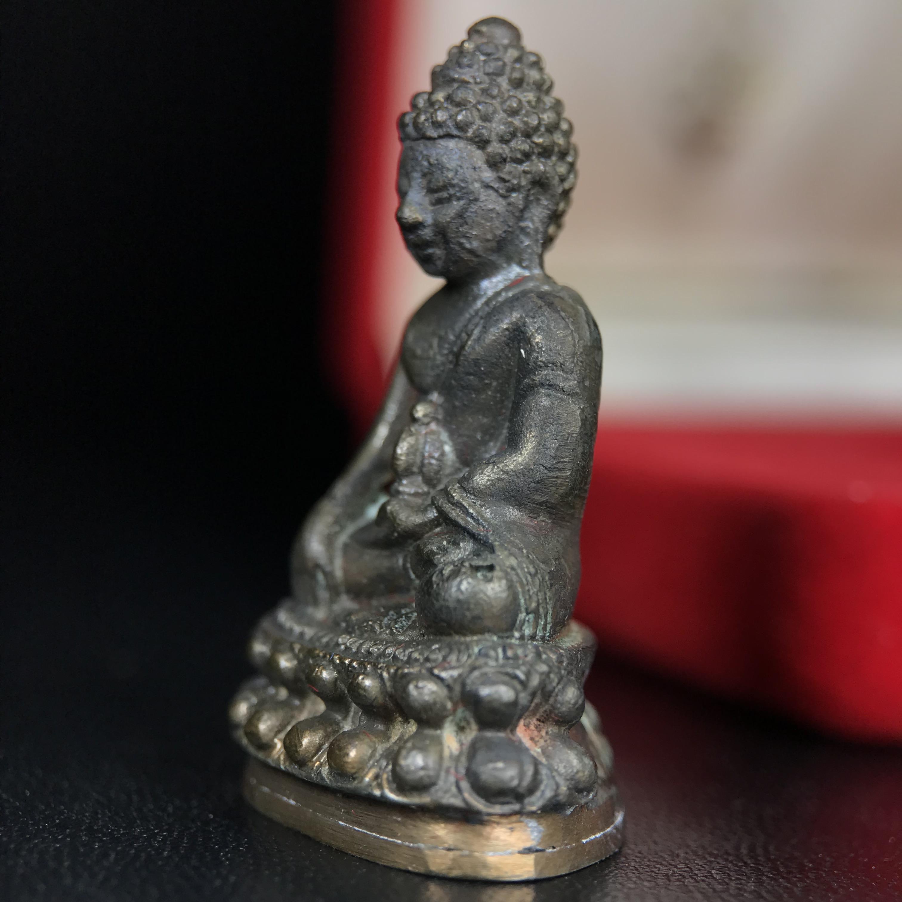 พระกริ่งศาสดา ภปร. วัดบวรนิเวศวิหาร ปี 2532 จัดสร้างในโอกาสสองทศวรรษรามาธิบดี เพื่อศูนย์การแพทย์สิริกิติ์ เนื้อนวโลหะ(ผิวเดิมสวยงาม) (พิธีใหญ่ มวลสารมงคล สวยงามเข้มขลัง)สมเด็จพระญาณสังวร สมเด็จพระสังฆราชฯเสด็จเททอง***ตอกโค๊ตหมายเลข ๑๑๑๖***