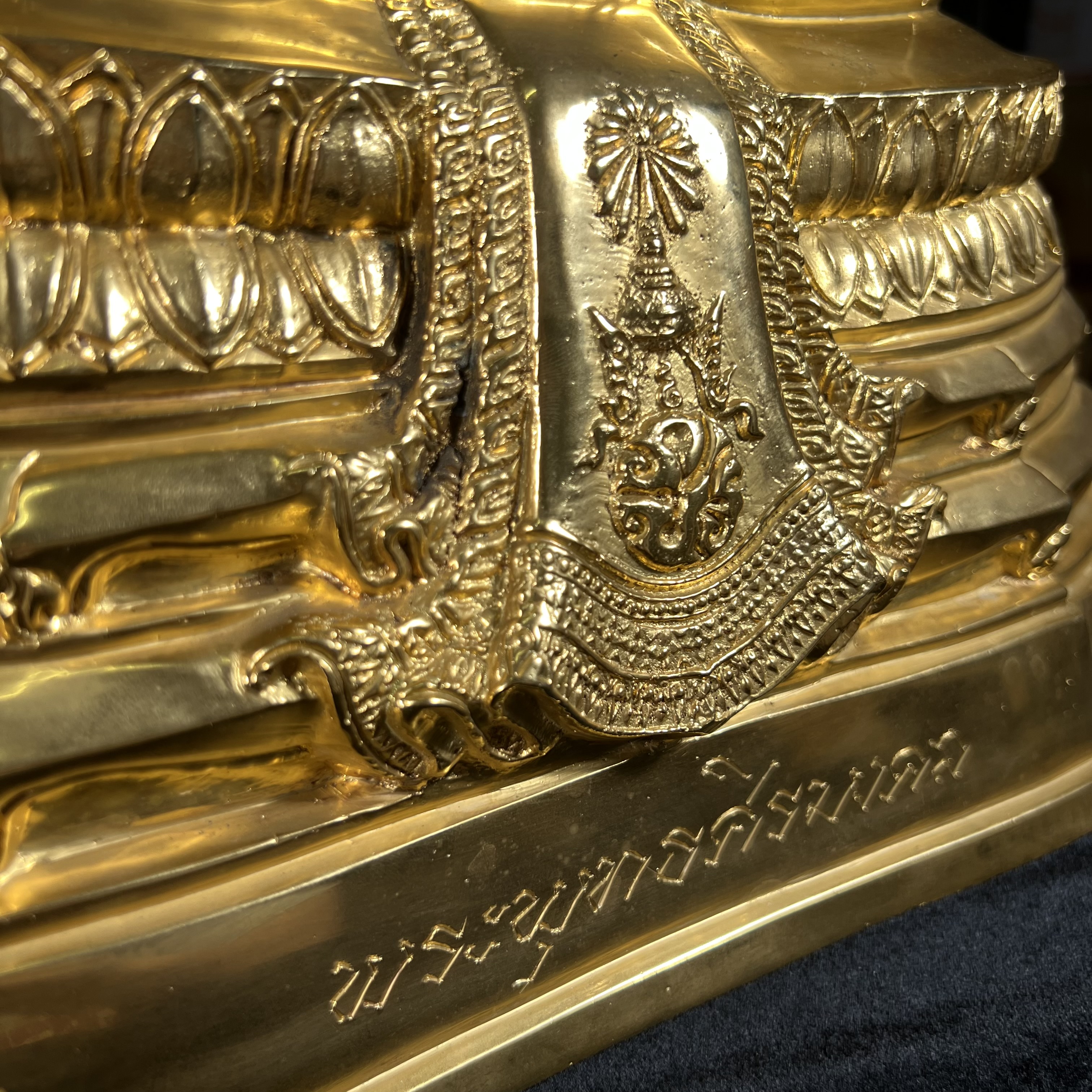 พระบูชาพระพุทธศิรมงคล ภปร. วัตถุมงคลคุ้มเกล้า ปี 2524 ของมูลนิธิคุ้มเกล้า โรงพยาบาลภูมิพลจัดสร้าง ขนาดหน้าตัก 9นิ้ว(ในหลวงรัชกาลที่9 ทรงจุดไฟพระฤกษ์และเททอง พิธีใหญ่)ยอดนิยมหายาก