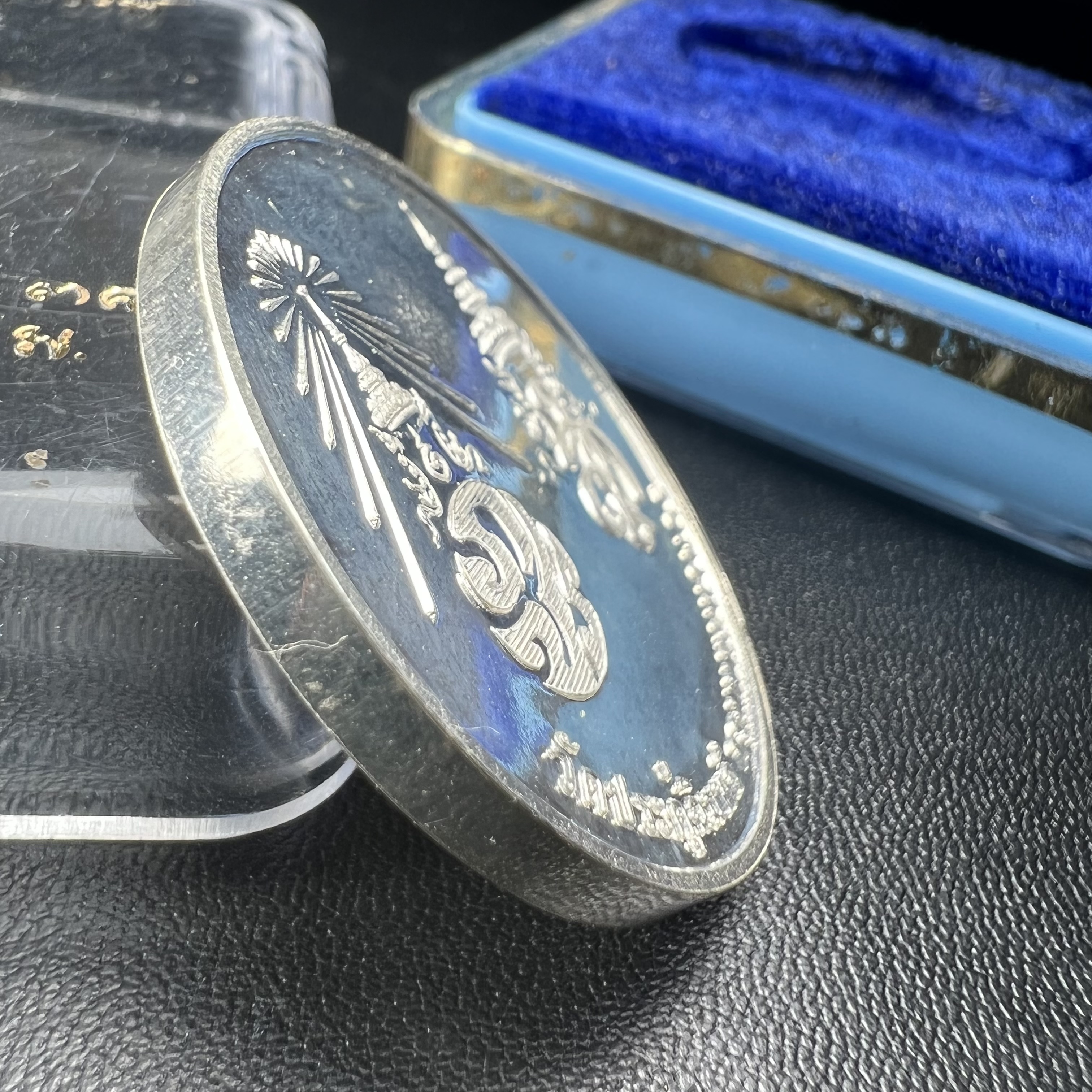 เหรียญรูปเหมือนพระราชสังวราภิมณฑ์(หลวงปู่โต๊ะ)ที่ระลึก ครบ 108 ปี วัดประดู่ฉิมพลี ปี 2538 ด้านหลังพระราชทานพระนามาภิไธยย่อ ภปร. และ สก. เนื้อเงินขัดเงา เหรียญกลมใหญ่ขนาด 3.5 ซม.สภาพสวยเดิมกล่องบรรจุเดิมครบสมบูรณ์และหายาก