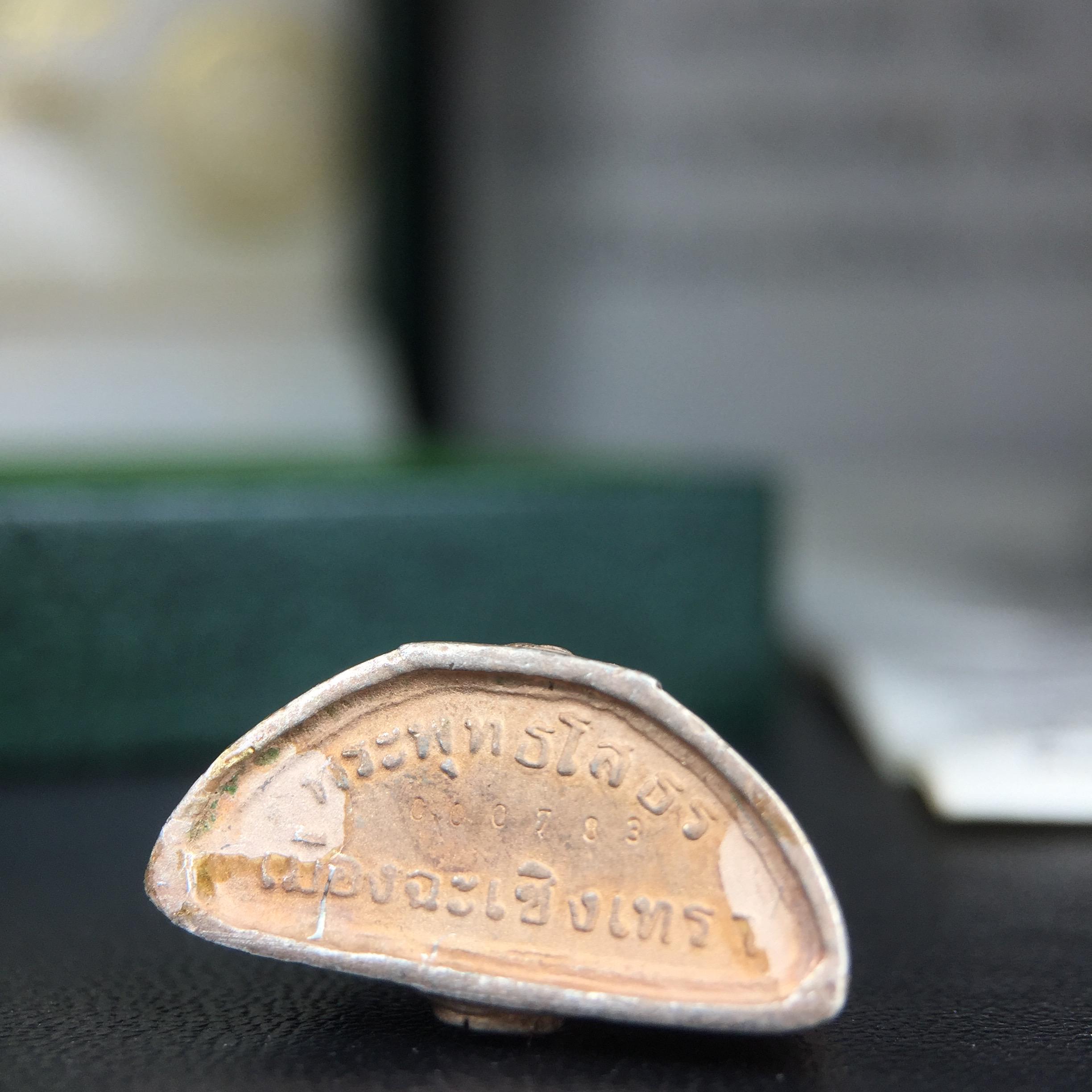 พระพุทธโสธร ภปร. รุ่นย้อนยุค สร้างพระอุโบสถ สมาคมชาวฉะเชิงเทรา จัดสร้าง ปี 2539 วโรกาสครองสิริราชสมบัติครบ 50 ปี เนื้อเงินสามกษัตริย์ทรายนวลขัดเงาบางส่วน(ผิวเดิม) พร้อมกล่องบรรจุและใบรับรองเดิม