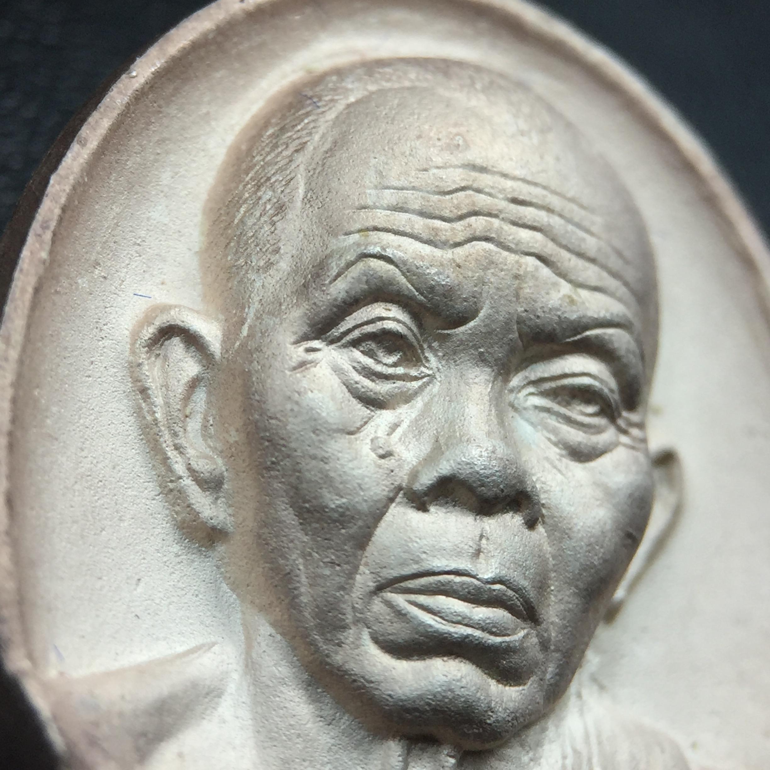 เหรียญรูปเหมือนพระญาณวิทยาคมเถร (หลวงพ่อคูณ ปริสุทโธ)ชุดกาญจนาภิเษกครองราชย์ครบ 50 ปี เนื้อเงิน วัดบวรนิเวศวิหาร ปี พ.ศ. 2538(จัดสร้างได้เหมือนหลวงพ่อคูณมาก มีรายละเอียดและความคมชัดสูง ลูกศิษย์ท่านไม่ควรพลาด วิจิตรศิลป์และพุทธศิลป์งดงาม)พิธีใหญ่