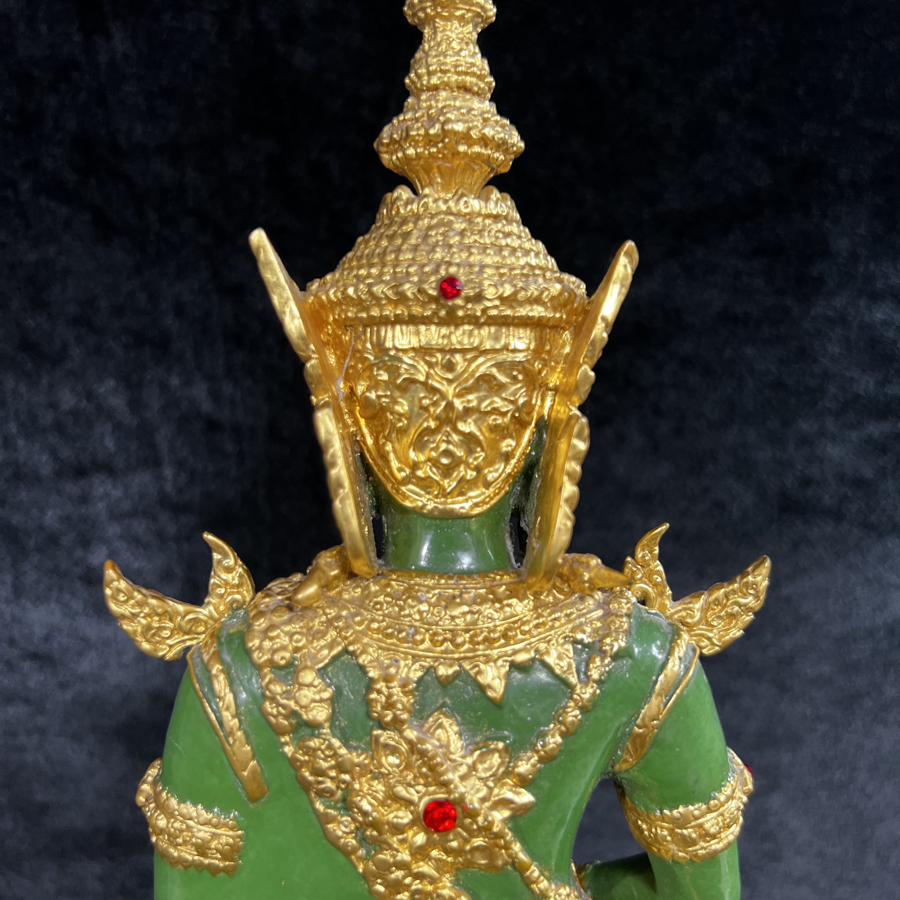 พระพุทธมหามณีรัตนปฏิมากร (จำลอง)พระแก้วมรกต วัดพุทธไทยถาวรวนาราม นครนิวยอร์ก ตรา ภปร. 6รอบ 72พรรษา ในหลวงรัชกาลที่9 ปี2542 ขนาดบูชาหน้าตัก 5นิ้ว หล่อเนื้อโลหะ(ในหลวงรัชกาลที่9 เสด็จเจิมพระสุหร่าย)(1ใน999องค์)