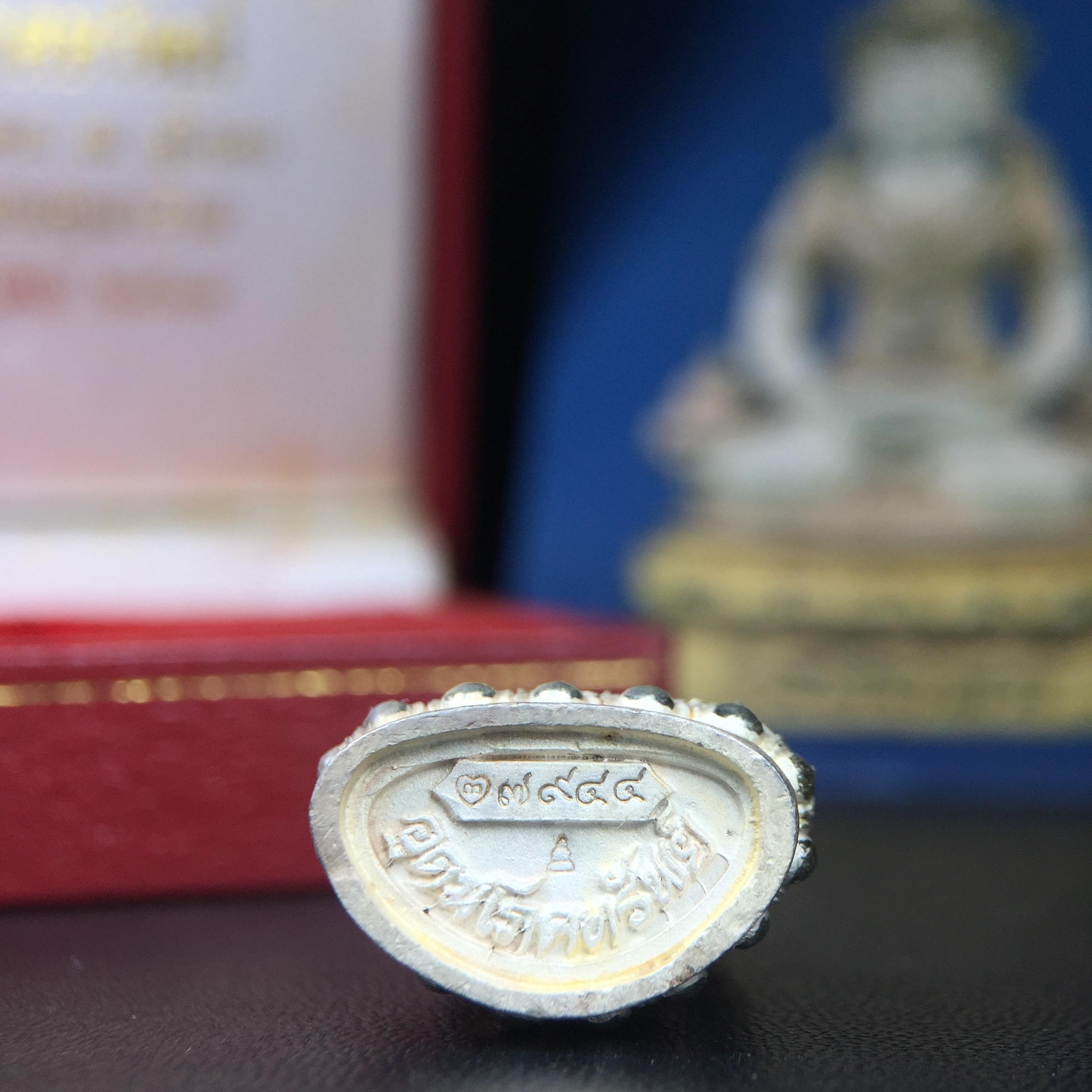 พระกริ่งอวโลกิเตศวร ( เจ้าแม่กวนอิม ) วัดโพธิ์แมนคุณาราม เนื้อเงิน 3 กษัตริย์ พ่นทราย รุ่นอุดมโภคทรัพย์ พ.ศ.2539(พร้อมกล่องบรรจุการ์ดใบรับรองเดิมครบ) (อีกหนึ่งรุ่นยอดนิยม พุทธศิลป์สวยงดงาม)