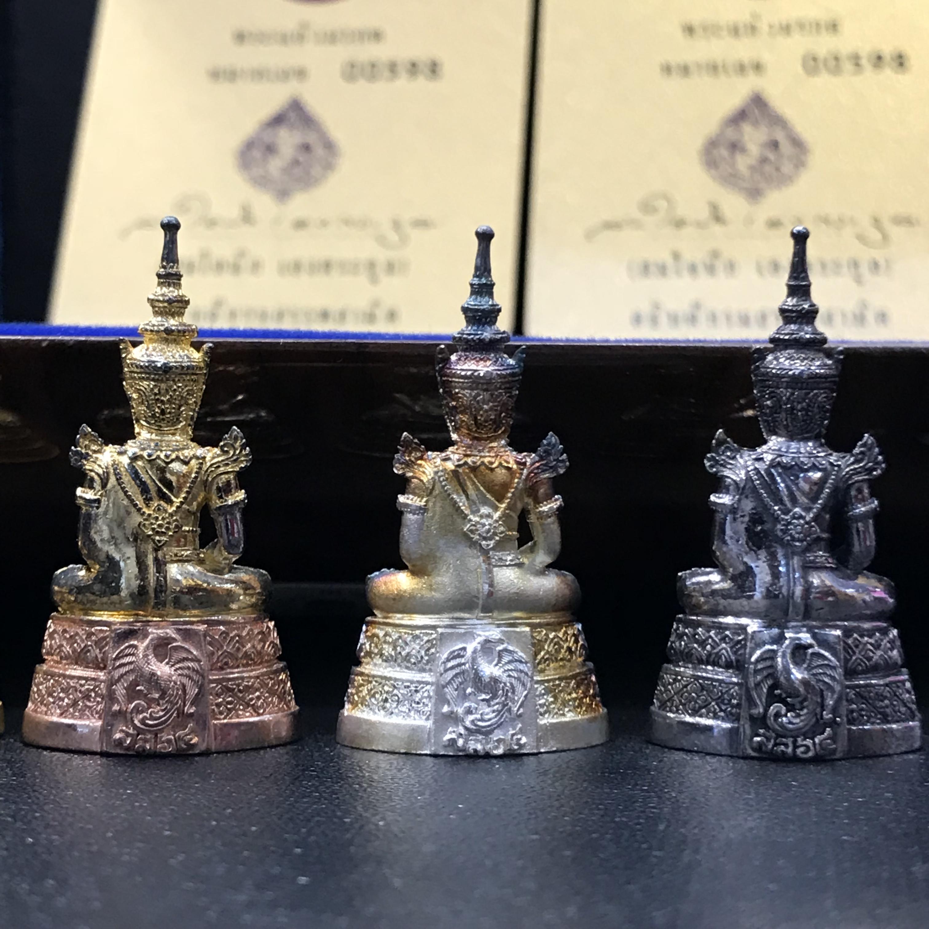 พระแก้วมรกต กรมสรรพสามิตจัดสร้างขึ้นเนื่องในโอกาสครบรอบ 64 ปีของกรมสรรพสามิต และเนื่องในวโรกาสที่พระบาทสมเด็จพระเจ้าอยู่หัวทรงครองราชย์ครบ 50 ปีในปีกาญจนาภิเษก เมื่อ พ.ศ.2539 ชุดทองคำ(1ใน2000ชุด)