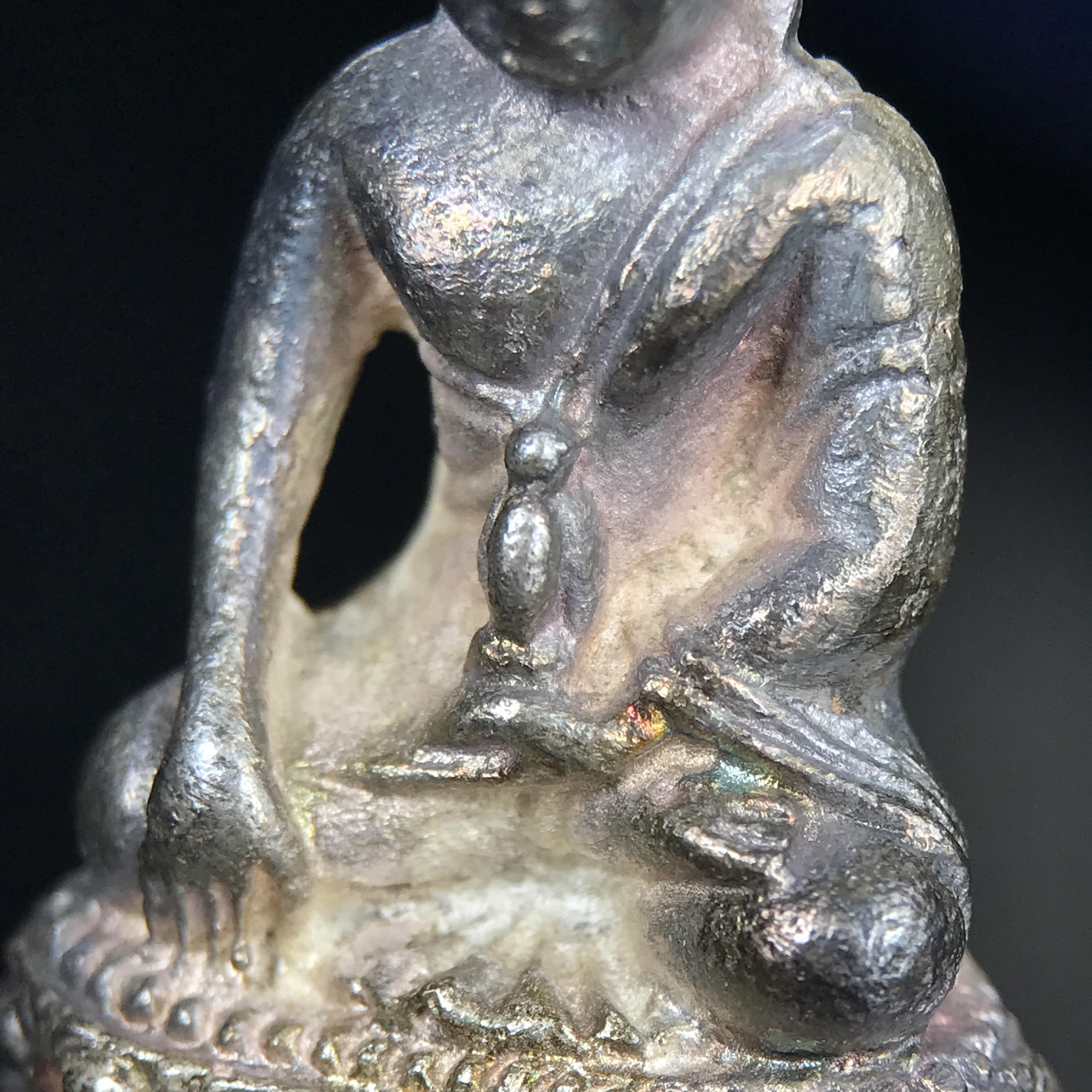 พระกริ่งศาสดา ภปร. วัดบวรนิเวศวิหาร ปี 2532 จัดสร้างในโอกาสสองทศวรรษรามาธิบดี เพื่อศูนย์การแพทย์สิริกิติ์ เนื้อเงิน(ผิวเดิมสวยงาม) (พิธีใหญ่ มวลสารมงคล สวยงามเข้มขลัง)สมเด็จพระญาณสังวร สมเด็จพระสังฆราชฯเสด็จเททอง***ตอกโค๊ตหมายเลข ๒๙๘***