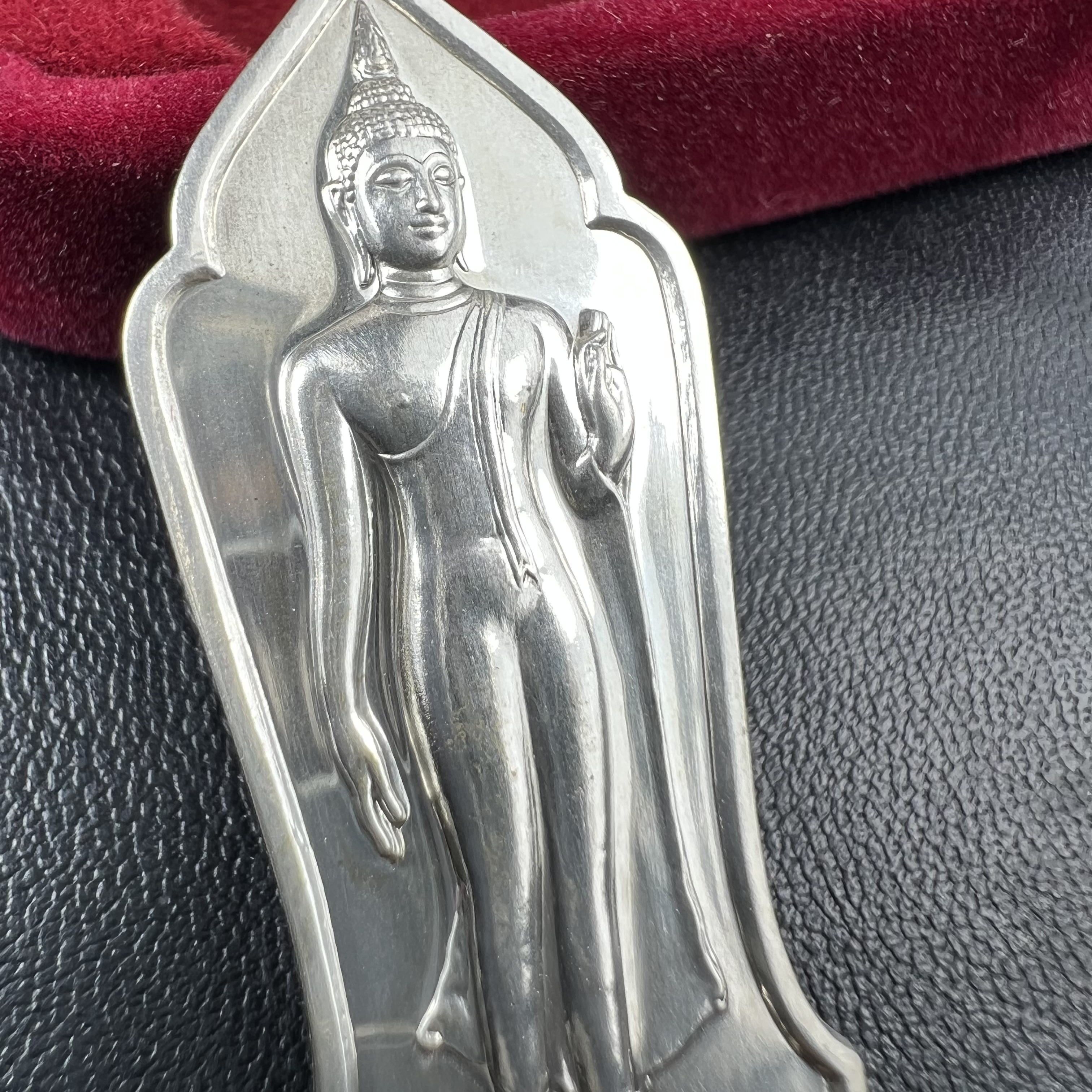 พระพุทธธรรมิกราชบพิตร ภปร. เฉลิมพระเกียรติ 2554 วัดบวรนิเวศวิหาร ขนาดสูง 4.5 ซม. เนื้อเงิน(ตอกโค๊ด Ag)(หายากพบเจอน้อยมาก)ผลิตโดย สำนักกษาปณ์ กรมธนารักษ์ พิธีพุทธาภิเษก ณ พระอุโบสถวัดบวรนิเวศวิหาร สภาพสวย กล่องบรรจุเดิมครบสมบูรณ์(1 ใน 2555 เหรียญ)หายาก