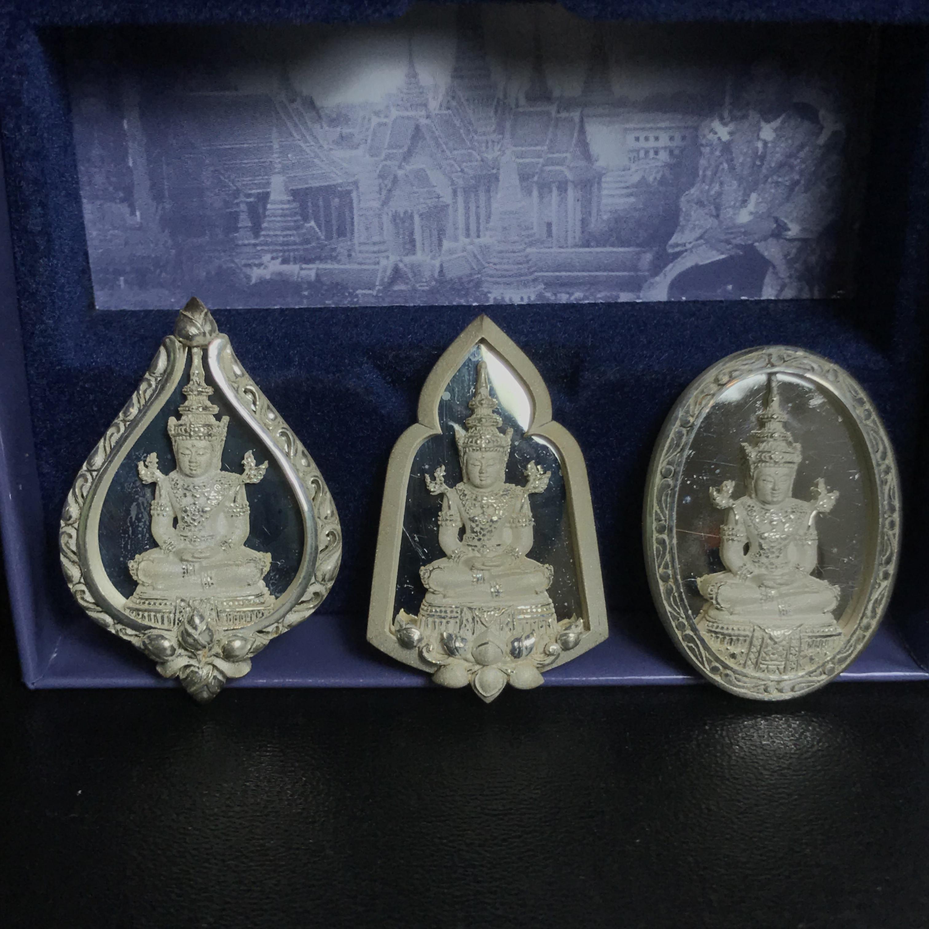 พระแก้วมรกต ภปร. ปี2547 จัดสร้างโดย รพ.ภูมิพลฯ เนื้อเงิน เหรียญทรงดอกบัว+เหรียญทรงซุ้ม+เหรียญทรงกลมรี(ครบ3พิมพ์ชุดเหรียญเนื้อเงิน)(1ใน3000องค์)