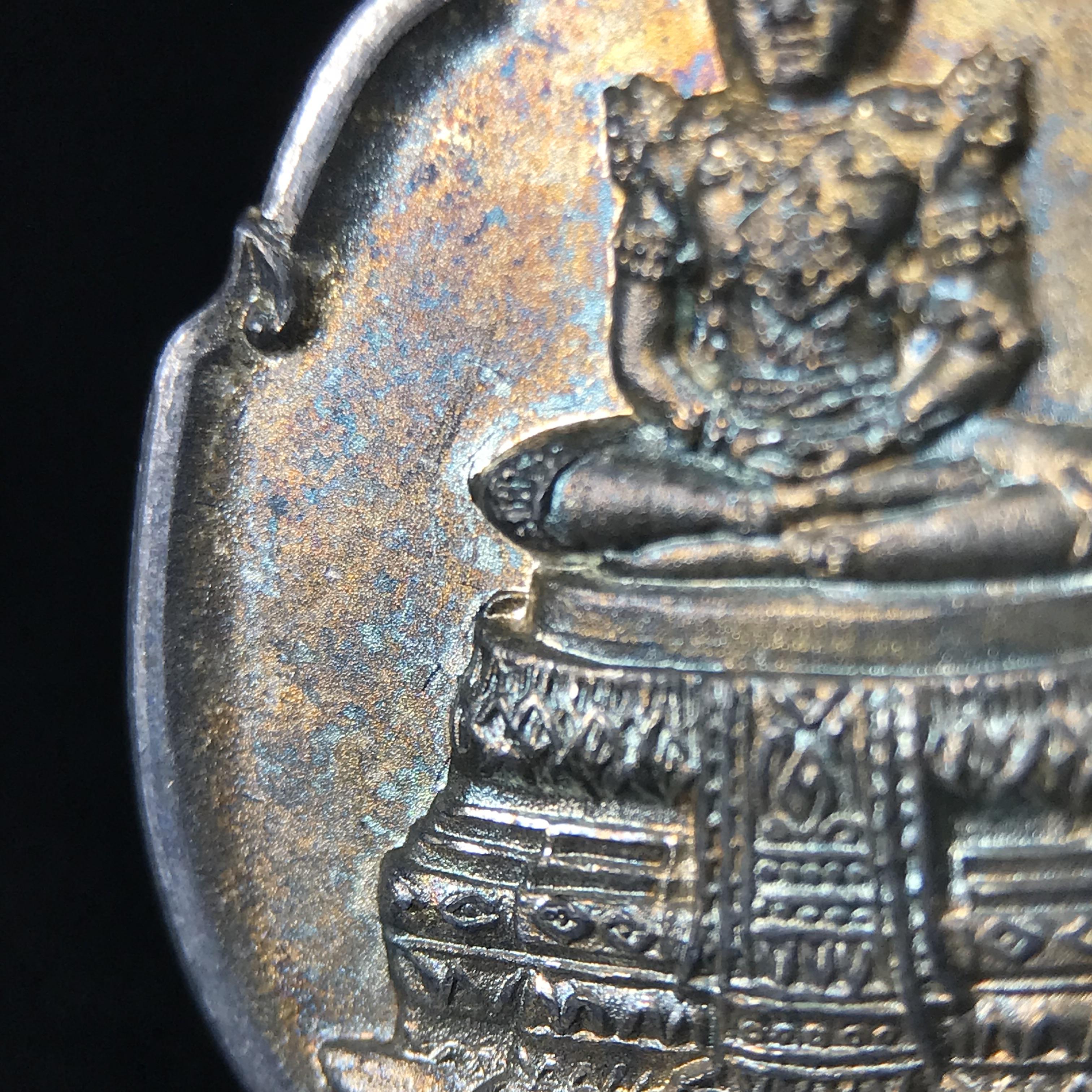 เหรียญพระแก้วมรกต ที่ระลึกในพิธีเททองการจัดสร้างพระแก้วมรกตกรมสรรพสามิต พ.ศ.2539 และในวโรกาสที่พระบาทสมเด็จพระเจ้าอยู่หัวทรงครองราชย์ครบ 50 ปี เนื้อเงิน ทรงหยดน้ำ(พิมพ์มีหูห่วง)(สภาพผิวเดิมขึ้นรุ้งสวยมาก)(พิธีใหญ่)**เนื้อเงินรุ่นนี้พบเจอน้อยมาก**