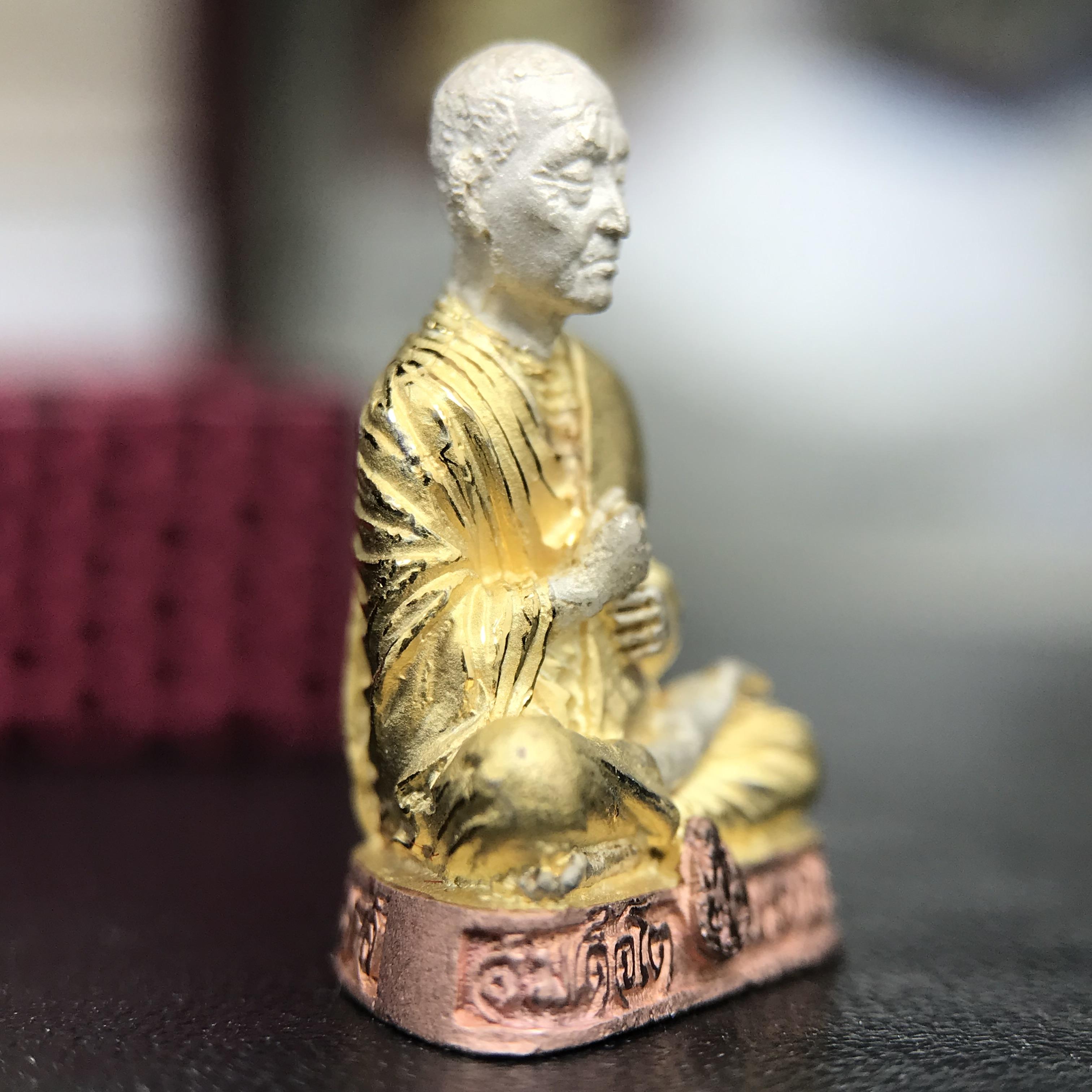 รูปเหมือนสมเด็จพระพุฒาจารย์ (โต พรหมรังสี)วัดใหม่อมตรส บางขุนพรหม ปี2540 รุ่นกาญจนาภิเษก จัดสร้างในวโรกาสที่รัชกาลที่ 9 ทรงครองสิริราชสมบัติ ครบ 50ปี ลอยองค์พิมพ์ใหญ่ เนื้อเงินบริสุทธิ์ 99.9% แบบชุบสามกษัตริย์ขัดเงาบางส่วน พร้อมกล่องบรรจุใบรับรองเดิมครบ