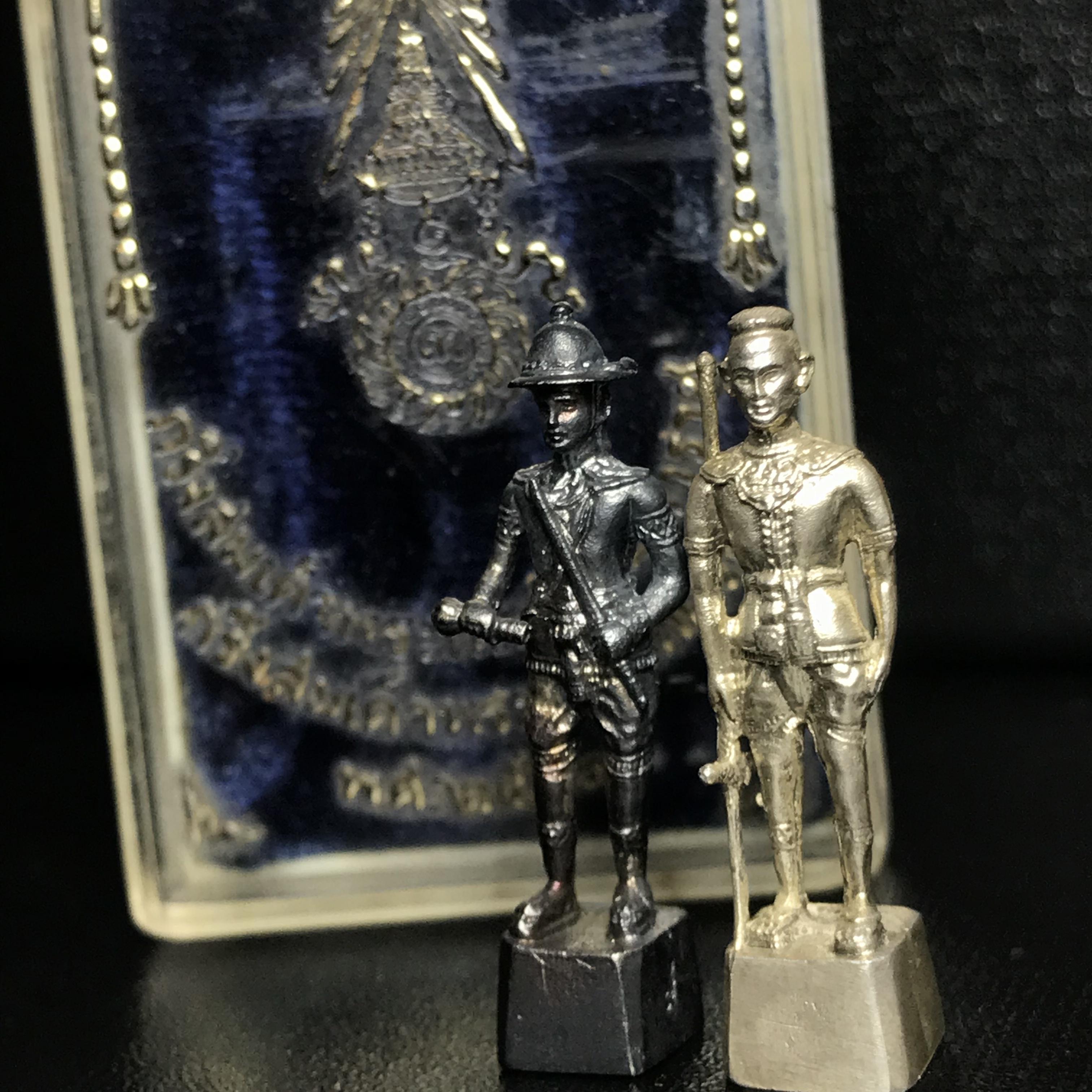 พระกริ่งสมเด็จพระนเรศวร-พระกริ่งสมเด็จพระเอกาทศรถ กองทัพภาคที่3จัดสร้าง ปี2517 เนื้อเงินกล่องเดิม(หายาก)(1ใน120ชุด)(ในหลวง ร.9 เสด็จในพิธี)