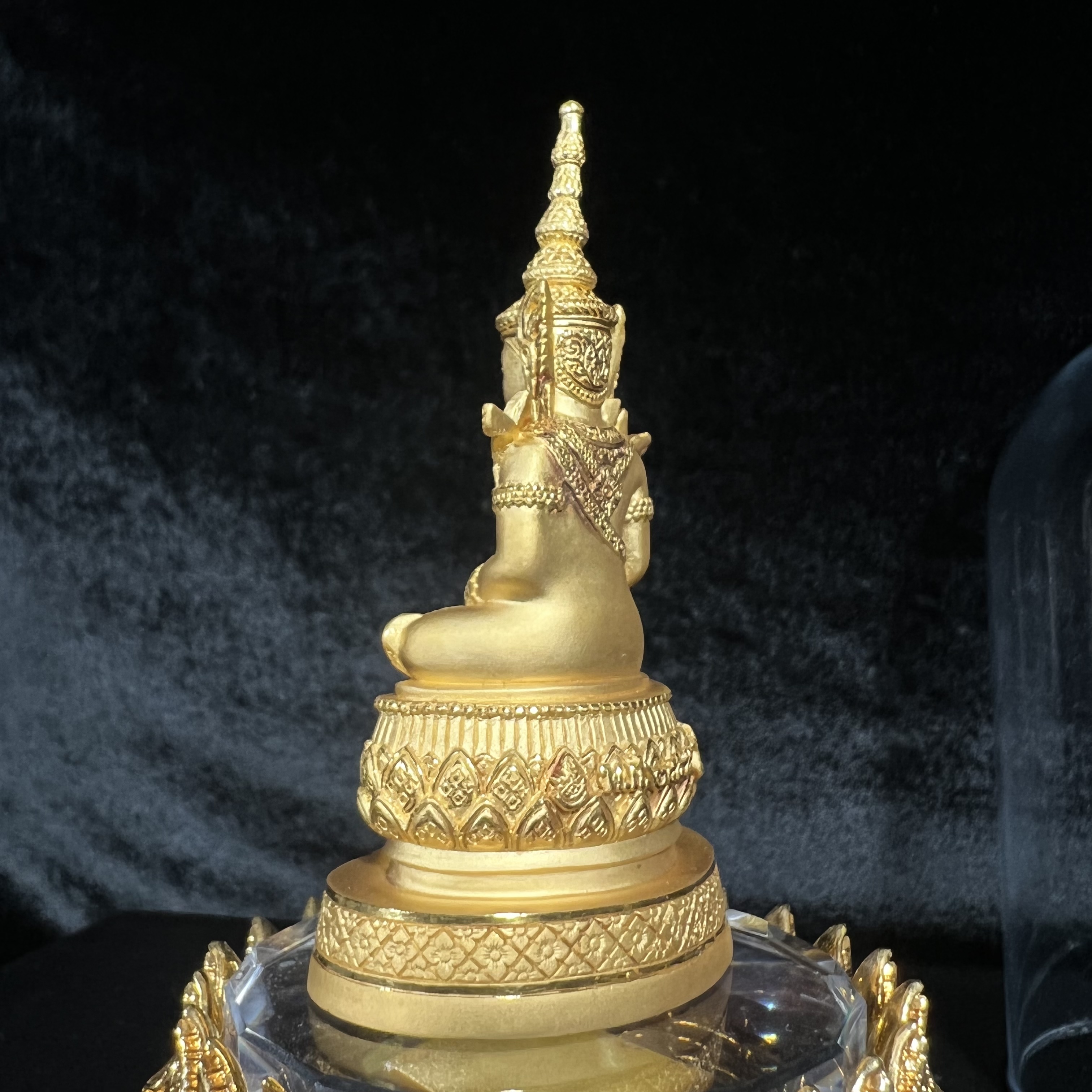 พระแก้วมรกต ภปร.(รุ่นแรก) ปี2545 รุ่นฉลองกรุงรัตนโกสินทร์ครบ 220 ปี หล่อลอยองค์ เนื้อทองคำบริสุทธิ์99.99% ขนาดบูชา 50*90 มม. พร้อมฐานวางครอบแก้วเดิม(สวยงามและหายากมาก)(1ใน1000องค์)