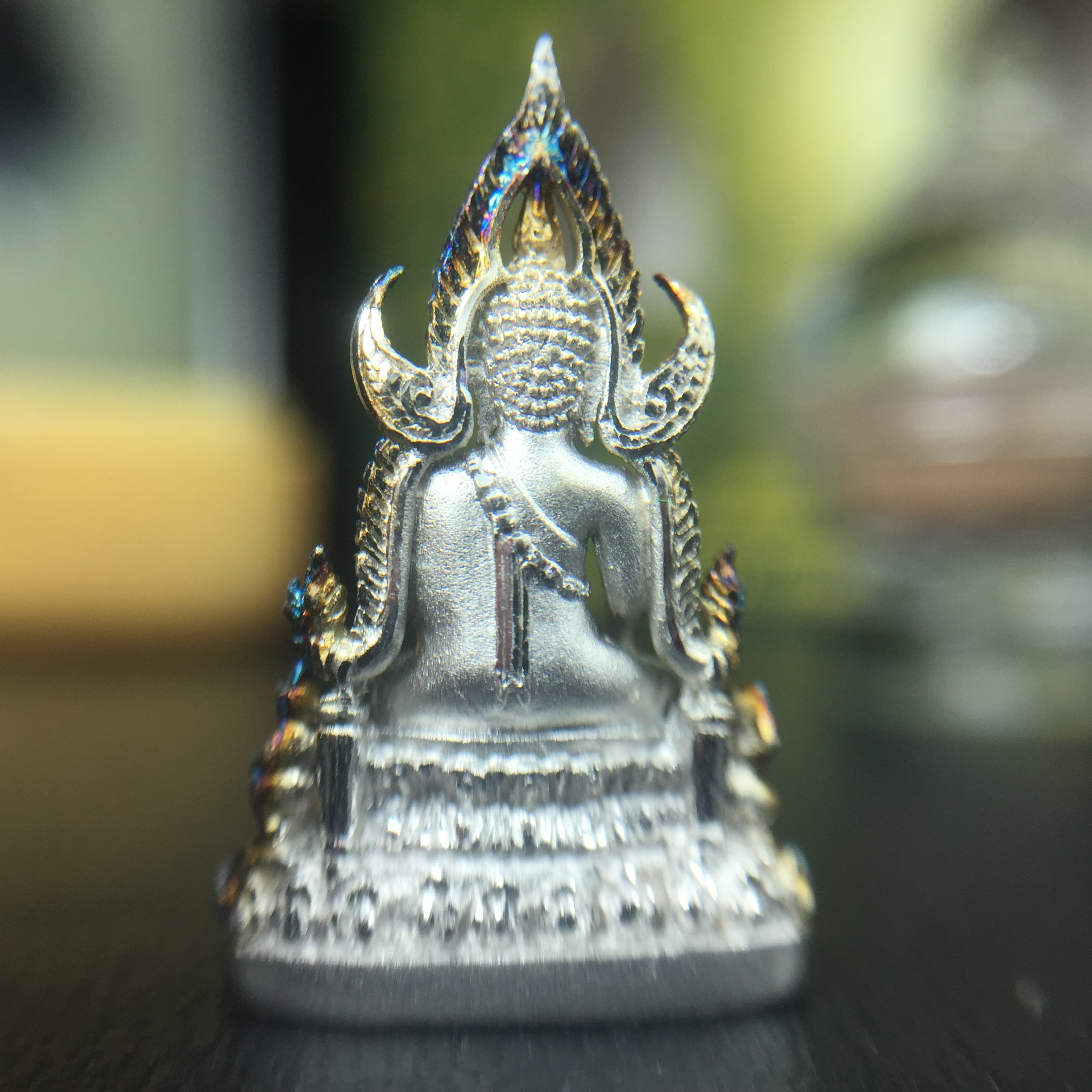 พระพุทธชินราช(จำลอง) ภปร. 84 พรรษา เนื้อเงินชุบทองคำขาว พิมพ์เล็กขนาดหน้าตัก 1/4 นิ้ว (สภาพผิวเดิมสวย ขึ้นสีรุ้งธรรมชาติ แบบนิยม)(พระราชทานมวลสาร จิตรลดาและเส้นพระเจ้า(เส้นผม))