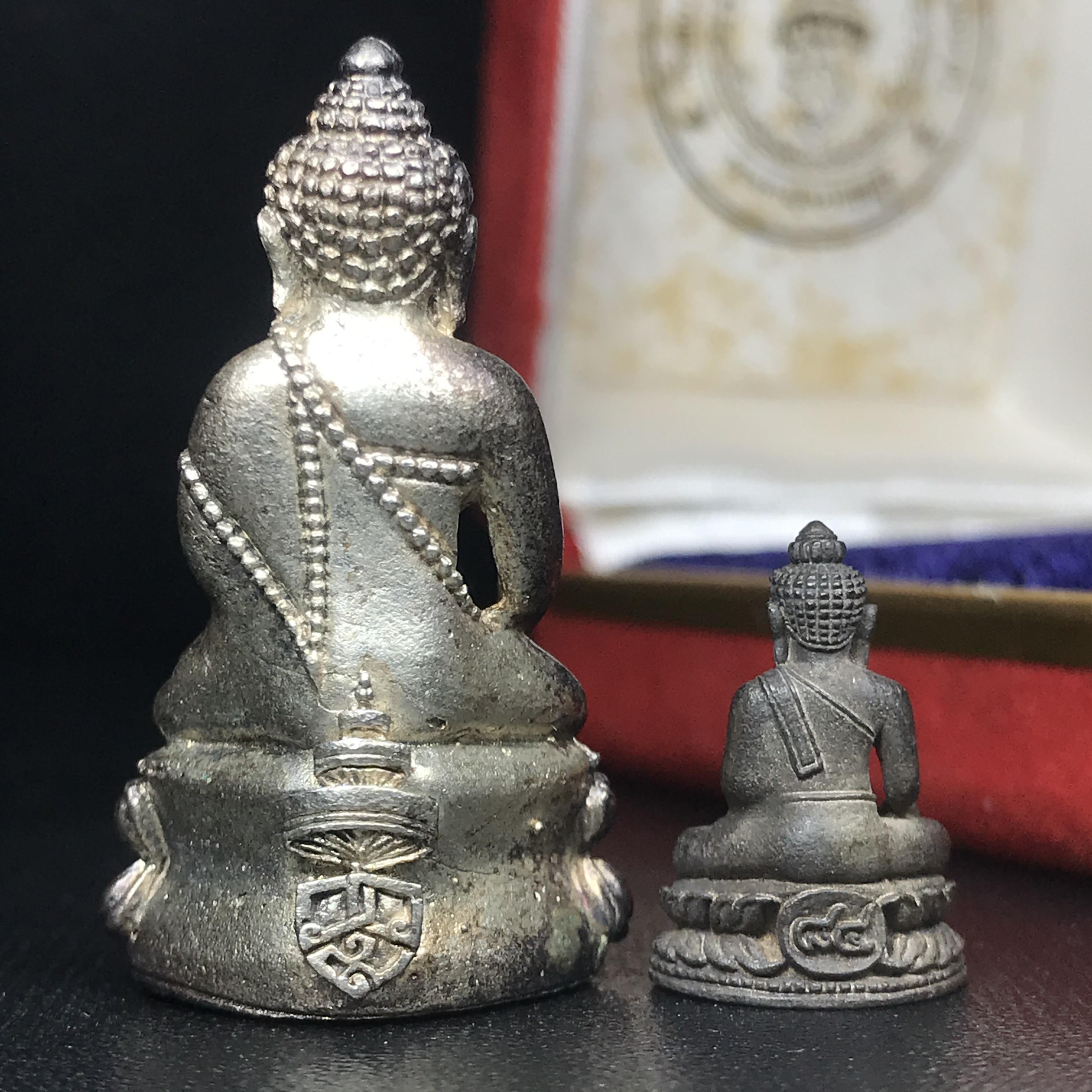 พระกริ่งฉลองพระชนมายุครบ 7 รอบ 84 พรรษา สมเด็จพระสังฆราช(วาสน์) วัดราชบพิธ พ.ศ.2525 เนื้อเงิน สภาพสวยมาก ในกล่องชุดพิเศษกรรมการ พร้อมพระชัยวัฒน์ เนื้อนวโลหะ ครบชุดสมบูรณ์(หายาก)