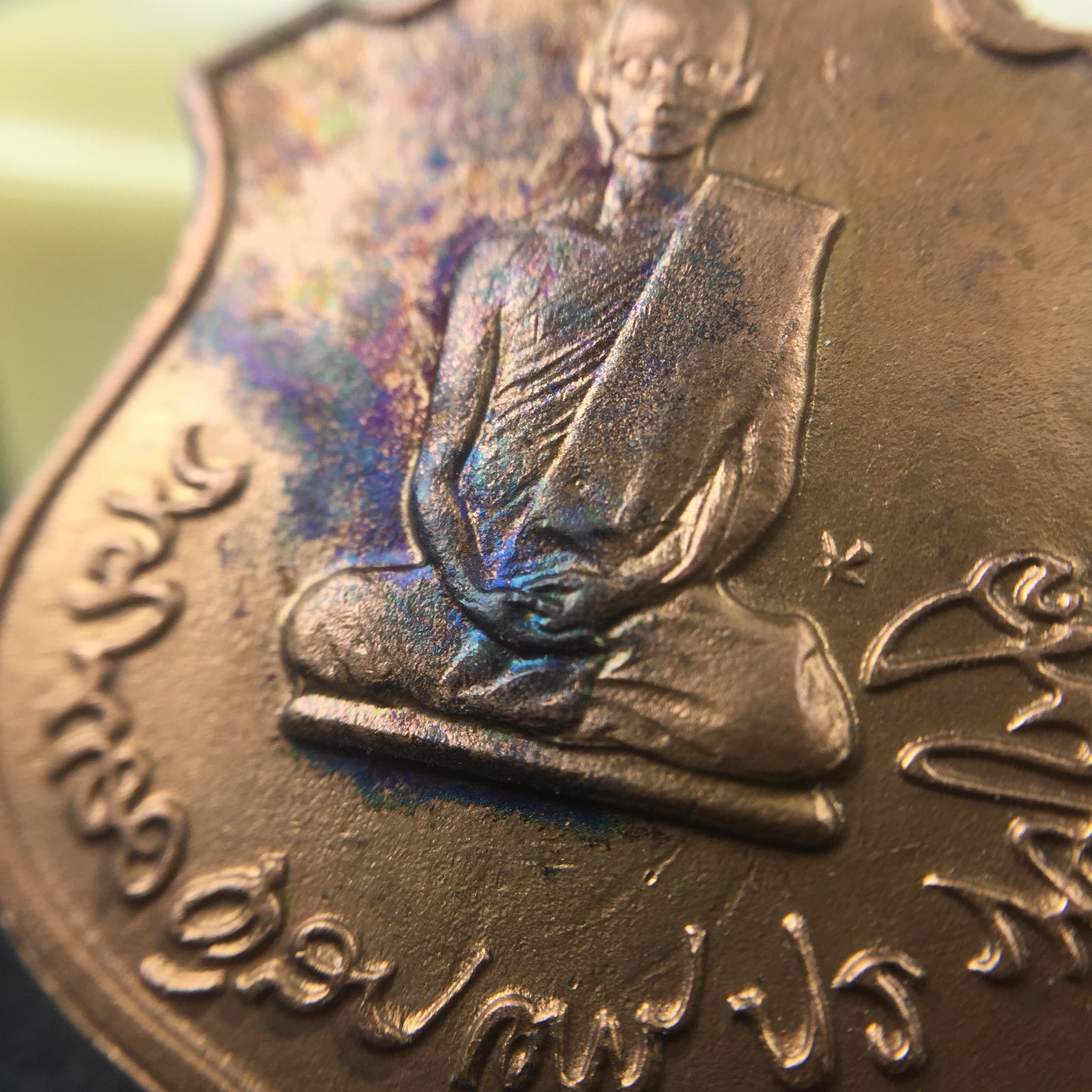 เหรียญในหลวงทรงผนวช-พระพุทธชินราช กองทัพภาคที่3จัดสร้าง ปี2517 เนื้อนวโลหะกล่องเดิม(สภาพคัดสวย)(หายาก)(ในหลวง ร.9 เสด็จในพิธี)(1ใน5000เหรียญ))