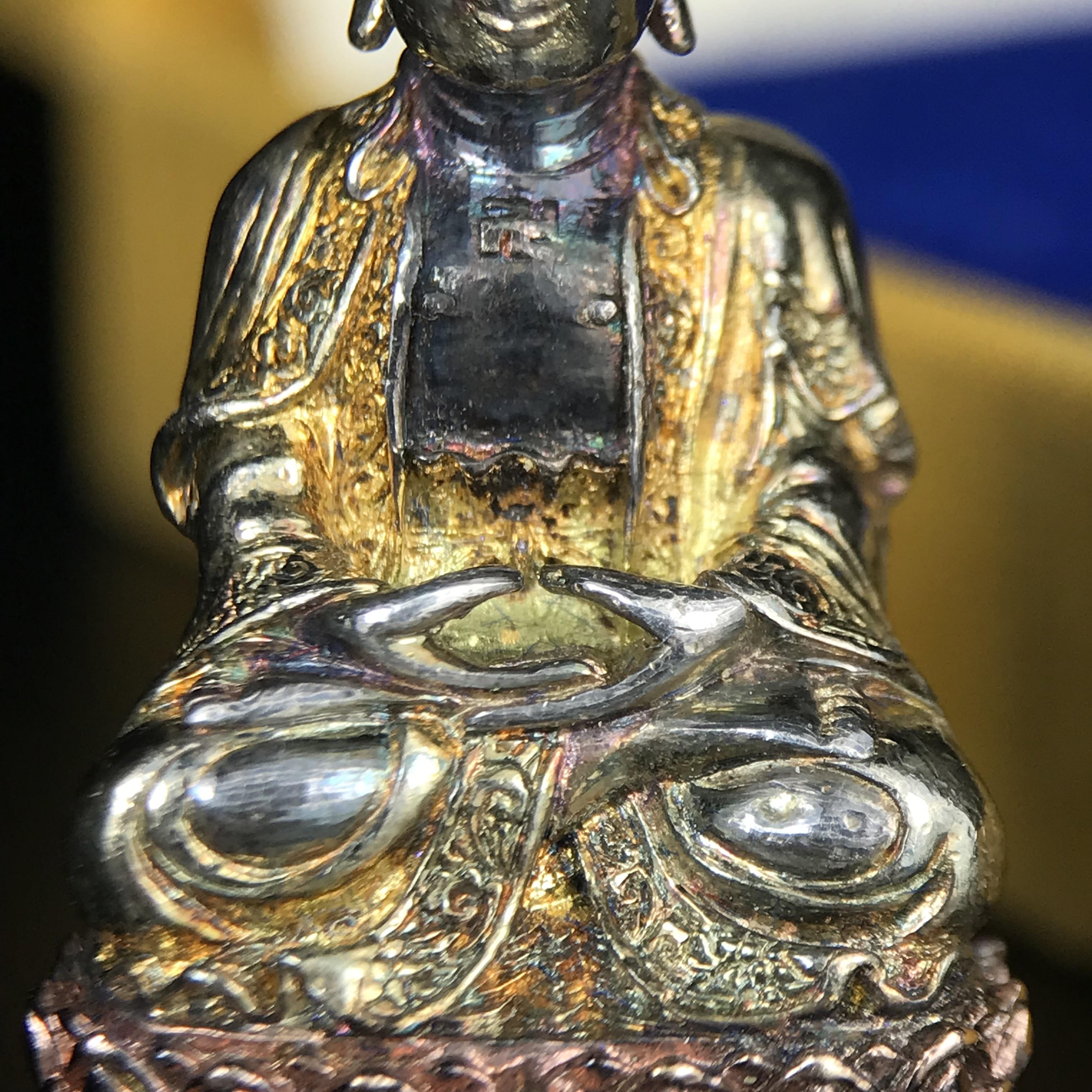 พระกริ่งจีน "ต้าเยิ่นถะ" ชุดกาญจนาภิเษกครองราชย์ 50 ปี วัดบวรนิเวศวิหาร ปี 2538 เนื้อเงินสามกษัตริย์ 99.99% สูง 3.8 ซม. (สภาพผิวสวยเดิมติดรุ้งๆ พิธีใหญ่ พุทธศิลป์งดงาม) สภาพสวยเดิมพร้อมกล่องบรรจุเดิม ***ตอกโค๊ดหมายเลข ๖๒๙๒***