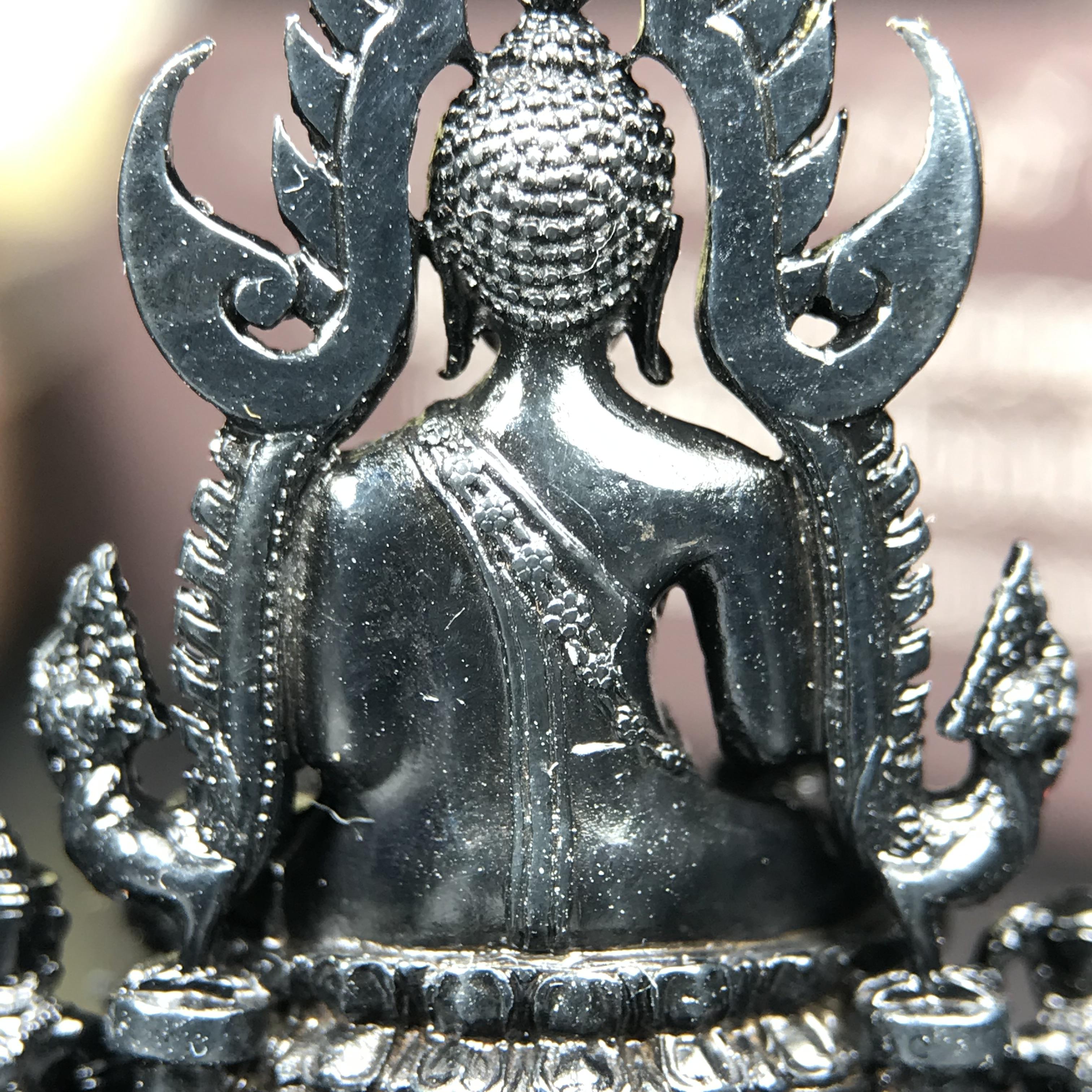 พระพุทธชินราช ภปร. โครงการ "เพราะแผ่นดินนี้ คือ แผ่นดินเกิด" ปี2548(รุ่นแรก) ลอยองค์ หน้าตัก 1/2 นิ้ว(ขนาด 3.5 x 2.5 ซม.) เนื้อเงินรมดำ(พุทธศิลป์จำลองเมื่อครั้งลอกทอง ครั้งที่3 เมื่อปี2547 ร้อยปีจะมีสักครั้ง "พระพุทธชินราชองค์ดำ")