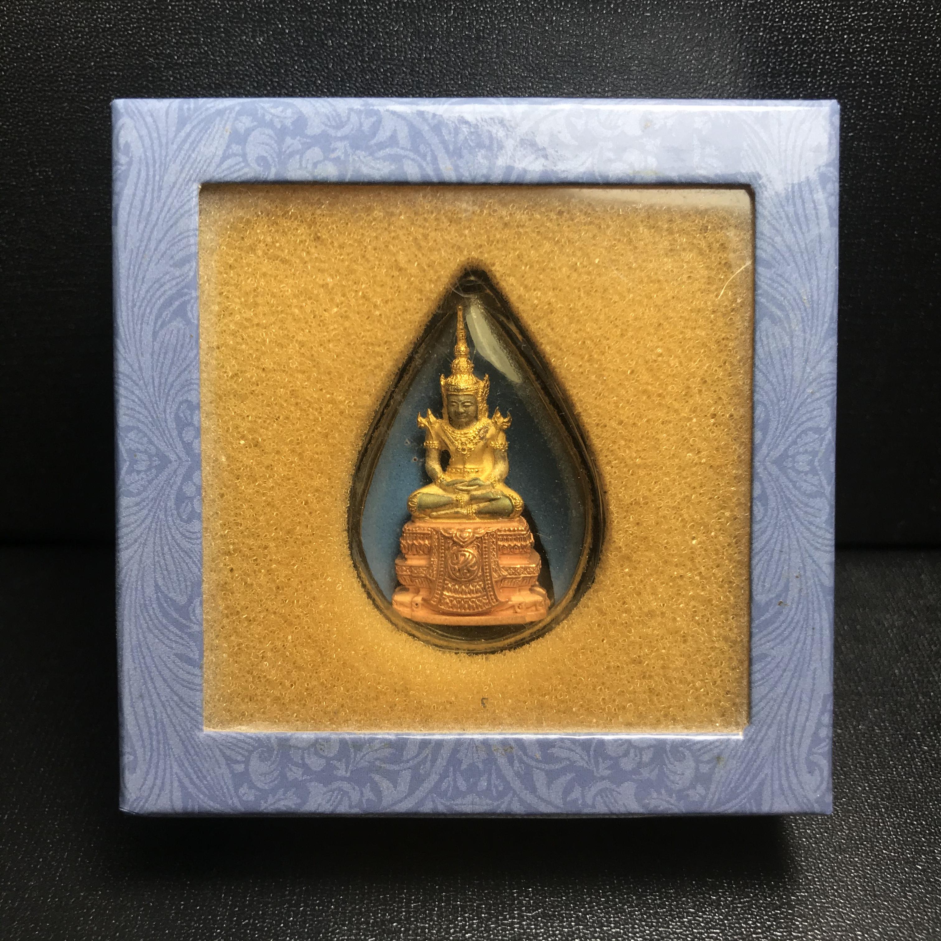 พระแก้วมรกต ภปร. ปี2547 จัดสร้างโดย รพ.ภูมิพลฯ เนื้อเงิน (3 กษัตริย์)ลอยองค์ หน้าตัก 1/2 นิ้ว (สภาพผิวเดิม ขึ้นสีรุ้งธรรมชาติ แบบนิยม) (1ใน3000องค์)