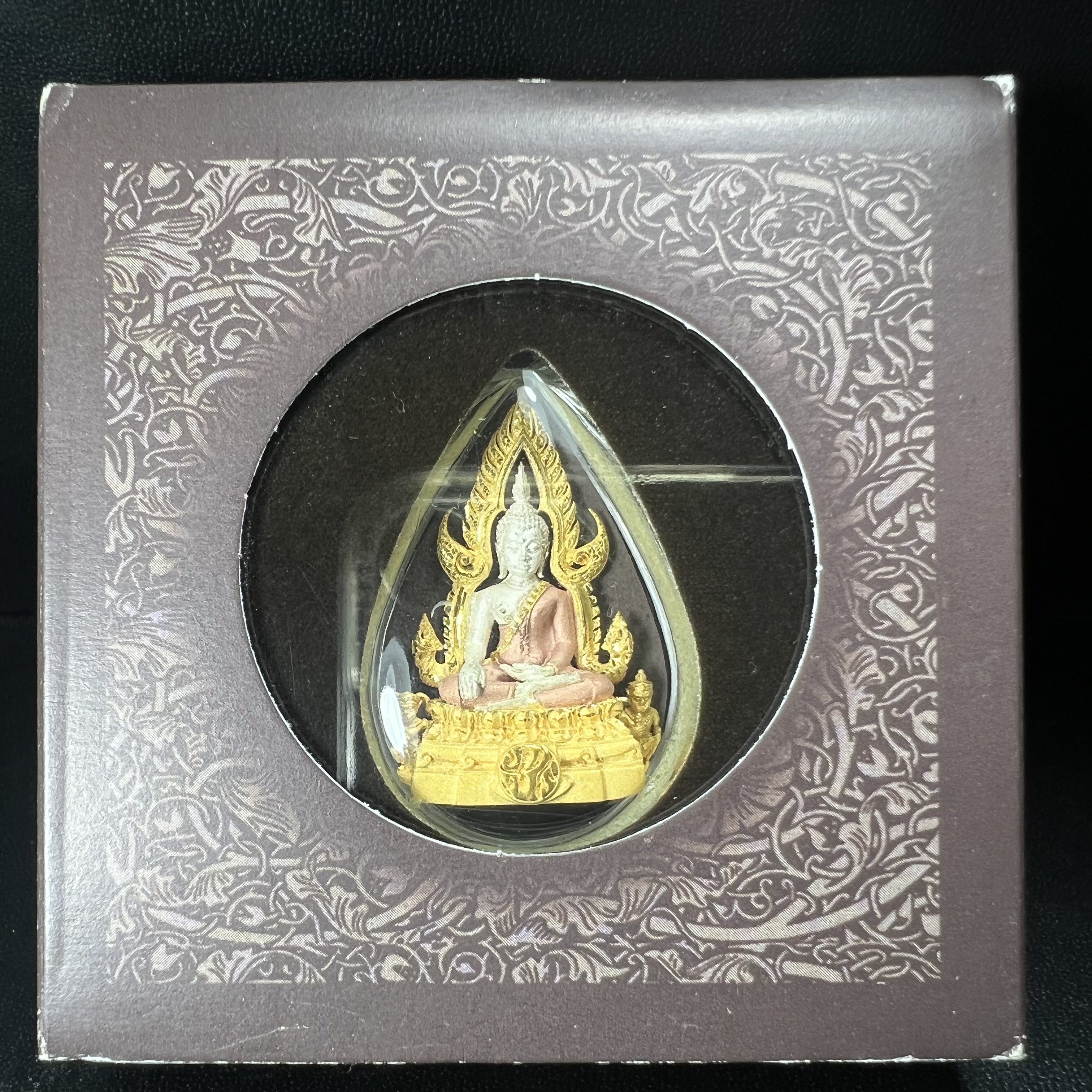 พระพุทธชินราช ภปร. โครงการ "เพราะแผ่นดินนี้ คือ แผ่นดินเกิด" ปี2548(รุ่นแรก) ลอยองค์ หน้าตัก 1/2 นิ้ว เนื้อเงินสามกษัตริย์ พุทธศิลป์งดงามทรงคุณค่า รุ่นยอดนิยม