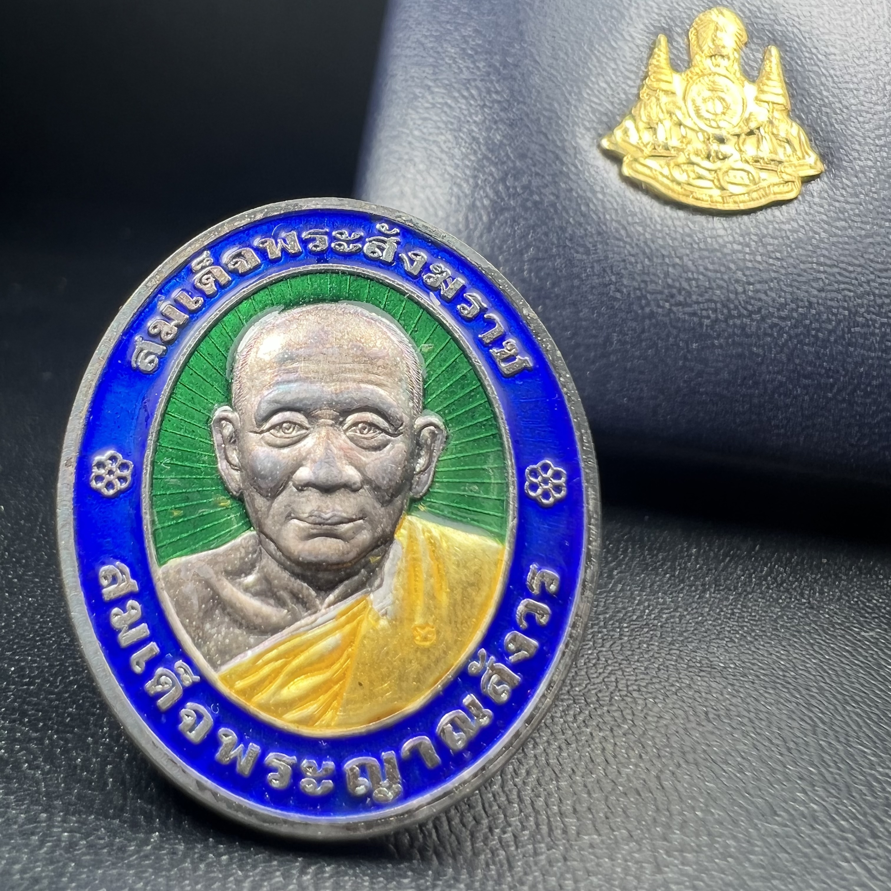 เหรียญสมเด็จพระญาณสังวร สมเด็จพระสังฆราช วัดบวรนิเวศวิหาร รุ่นเฉลิมพระเกียรติ ปี2539 เนื้อเงินลงยา(ผิวเดิมรุ้งๆสภาพสวยสมบูรณ์ กล่องบรรจุเดิมครบ)หมายเลข 943