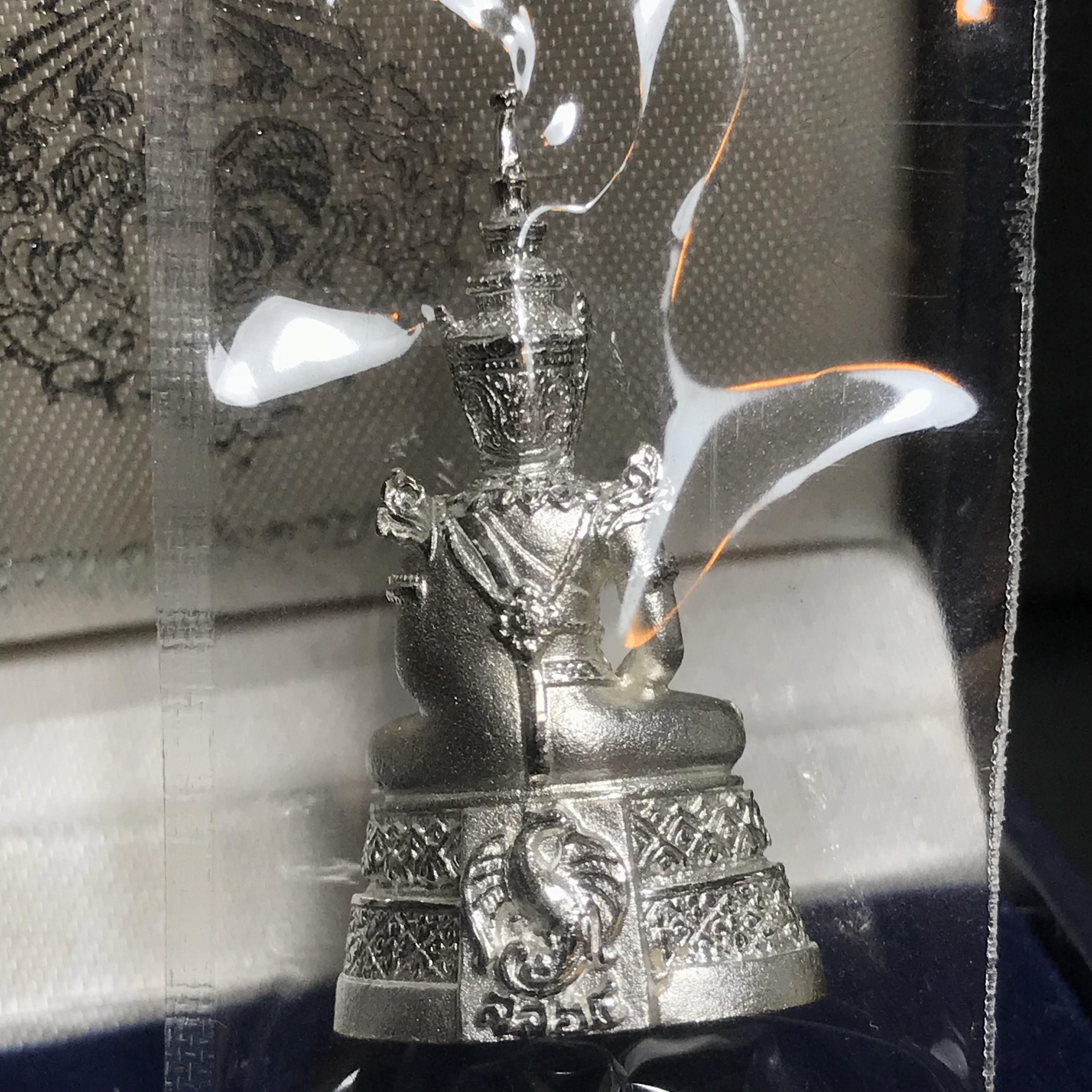 พระแก้วมรกต เนื้อเงินทรายนวลขัดเงา กรมสรรพสามิตจัดสร้างขึ้นเนื่องในโอกาสครบรอบ 64 ปีของกรมสรรพสามิต และเนื่องในวโรกาสที่พระบาทสมเด็จพระเจ้าอยู่หัวทรงครองราชย์ครบ 50 ปีในปีกาญจนาภิเษก เมื่อ พ.ศ.2539(คัดสภาพและเลขสวย)