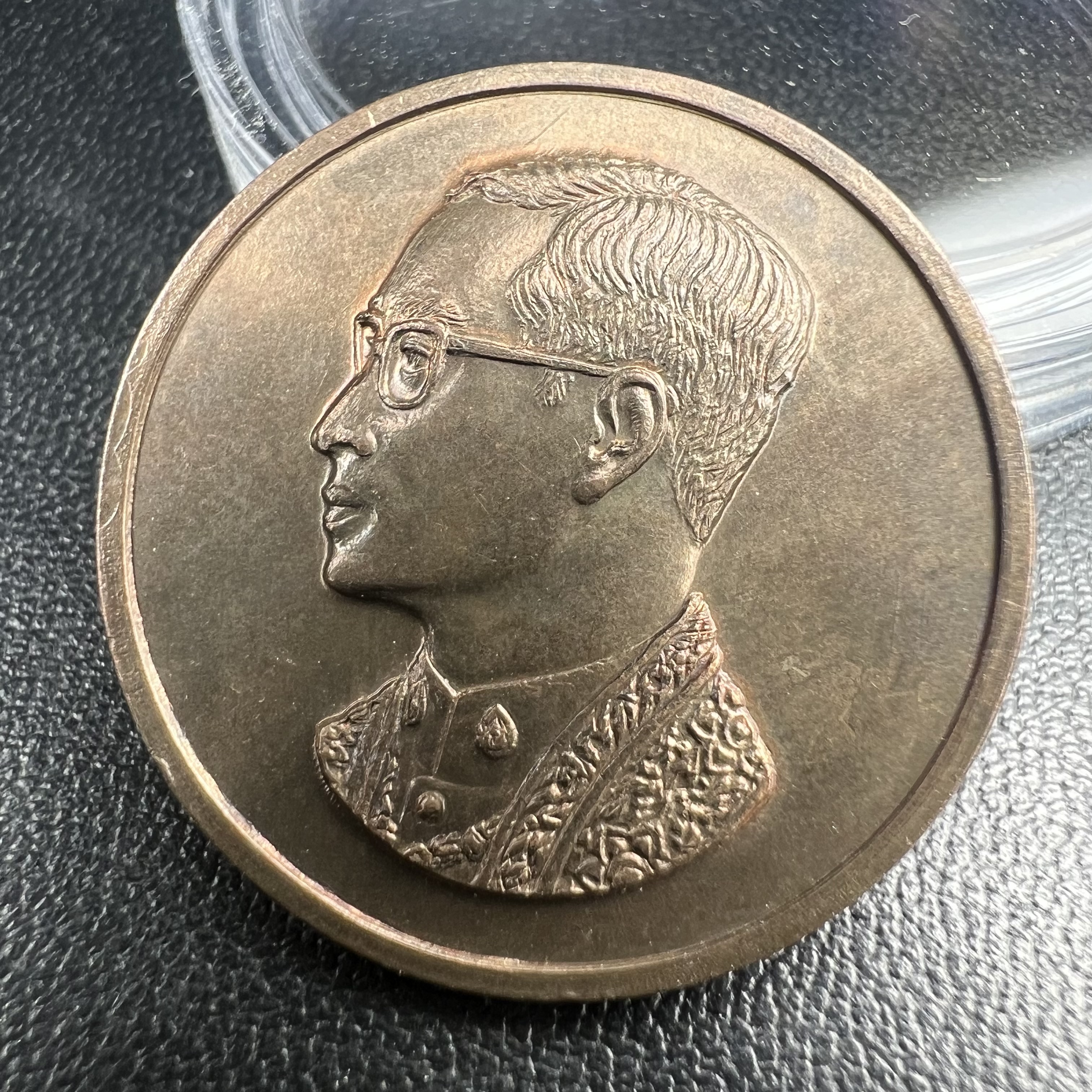 เหรียญพระบรมรูปคุ้มเกล้า รพ.ภูมิพล ปี2522 เนื้อนวโลหะ คัดสภาพสวย(ในหลวงรัชกาลที่9 ทรงจุดไฟพระฤกษ์และเททอง พิธีใหญ่)ยอดนิยม